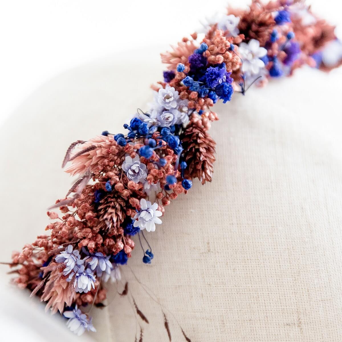 aparter Haarkranz: Trockenblumen in einer Kombination aus Blau- und Orangetönen