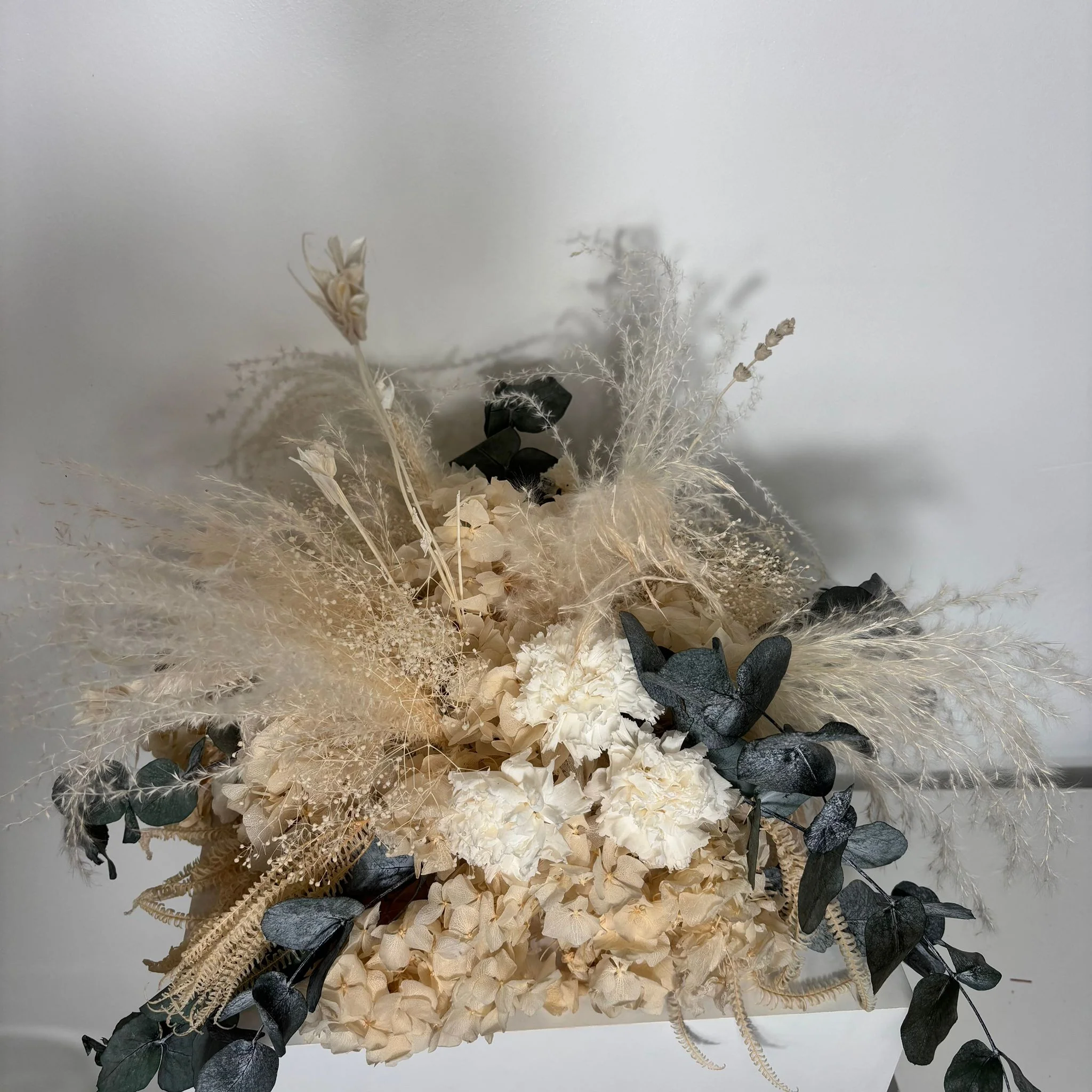 Boho-Chic: Trockenblumengesteck mit Eukalyptus und Hortensie - Outlet