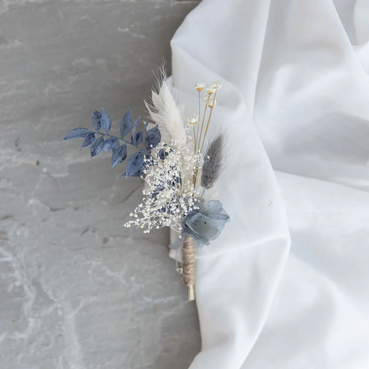 Anstecker Bräutigam & Trauzeuge Trockenblumen weiß blau