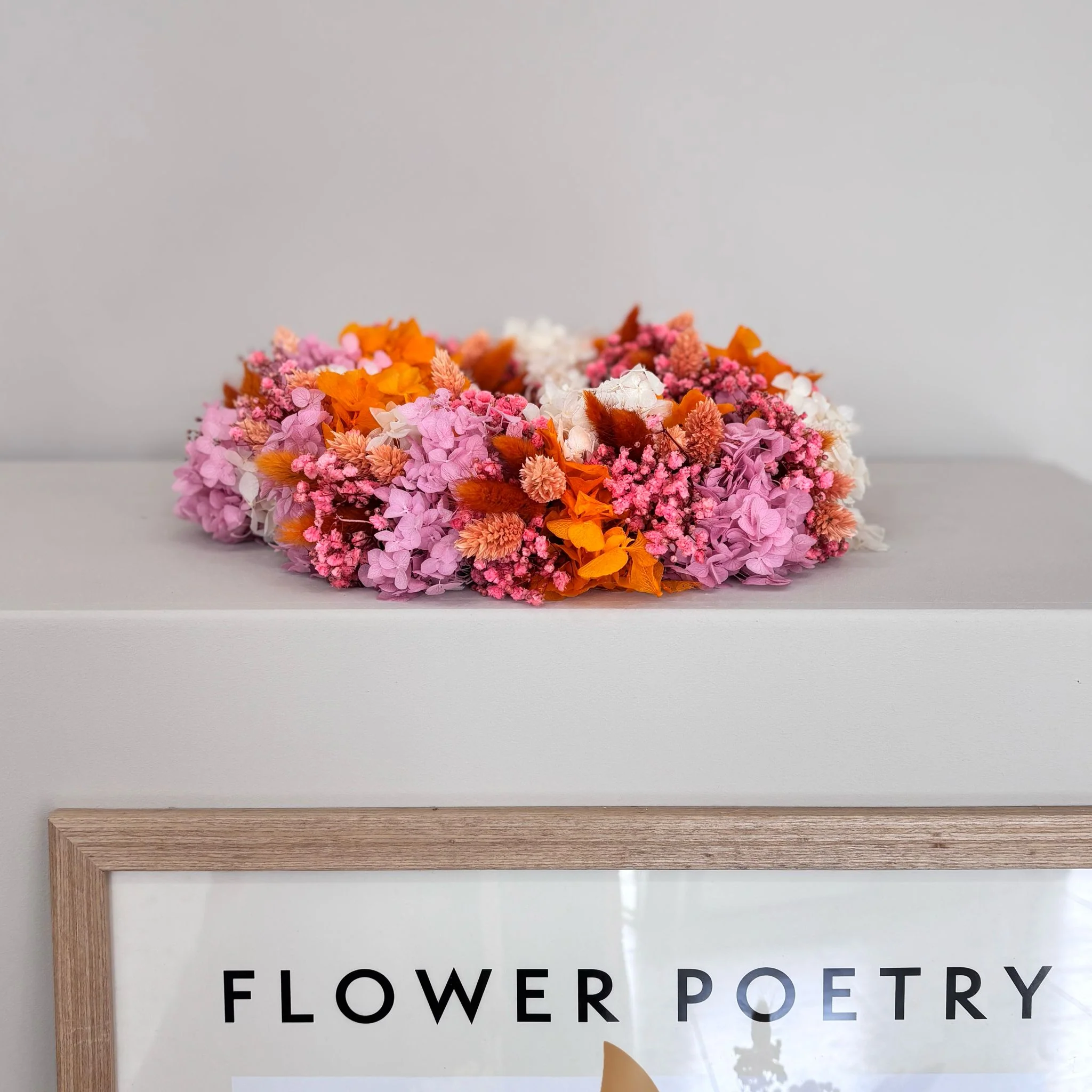 Color Vibes Trockenblumenkranz in leuchtendem orange rosa