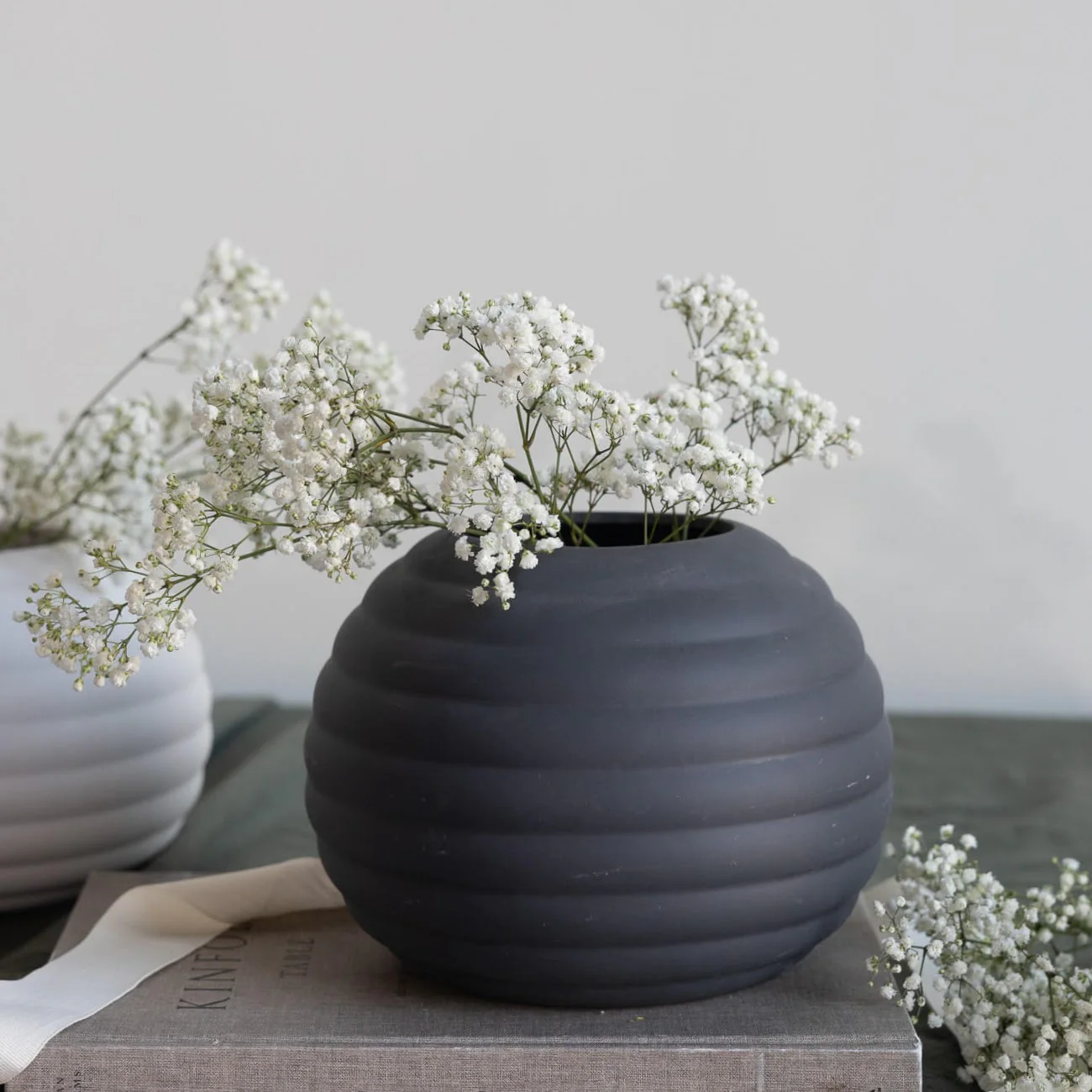 Vase Runvik - runde Form mit geschwungenen Linien