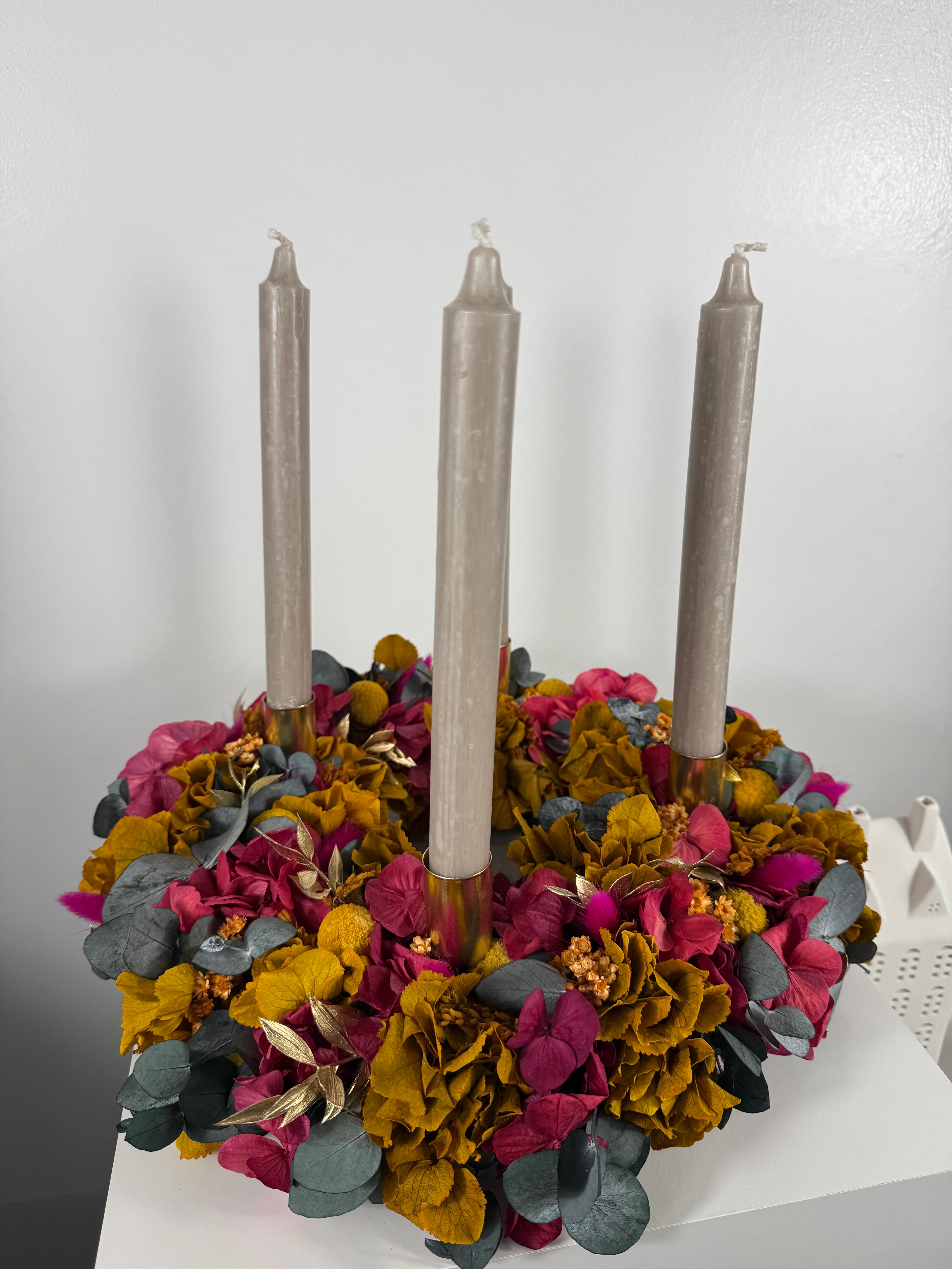 Think Pink: Adventskranz mit Hortensien in knalligem pink und leuchtendem orange