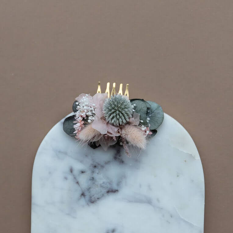 Eukalyptus-Zauber: Haarkamm mit zarten Trockenblumen mit Disteln und Hortensien