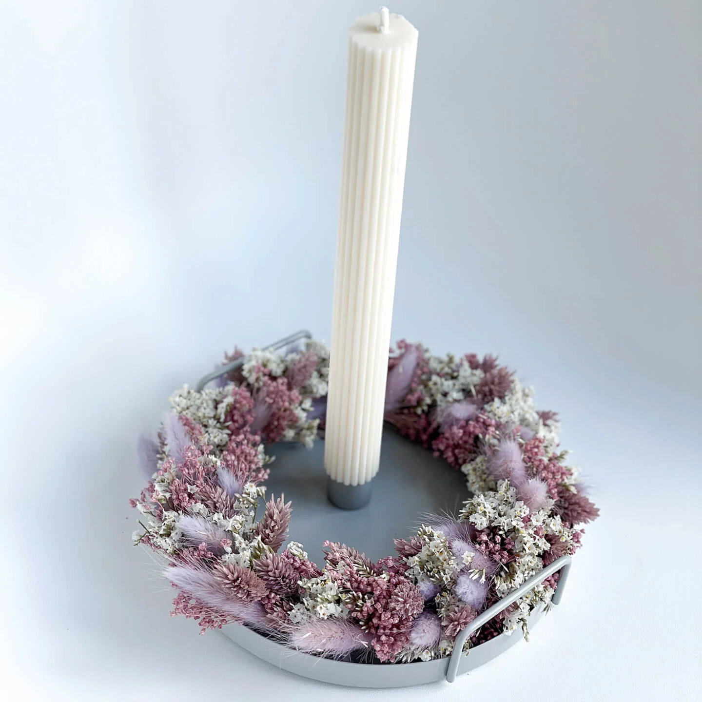 Sanfte Eleganz: Trockenblumenkranz in lila und Naturtönen