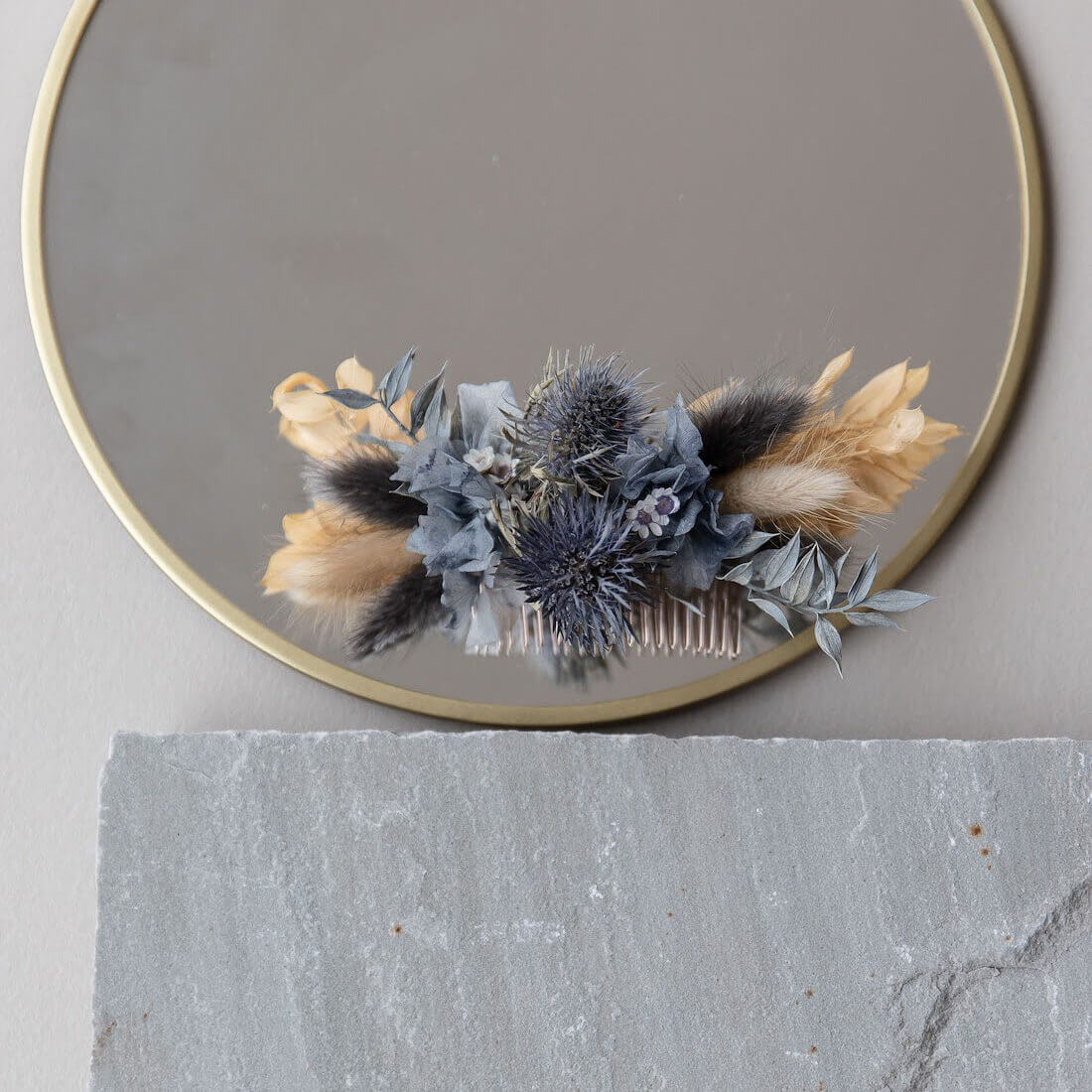 Blütenzauber Haarkamm - Natürliches Weiß mit dezenten Blau- und Grautönen