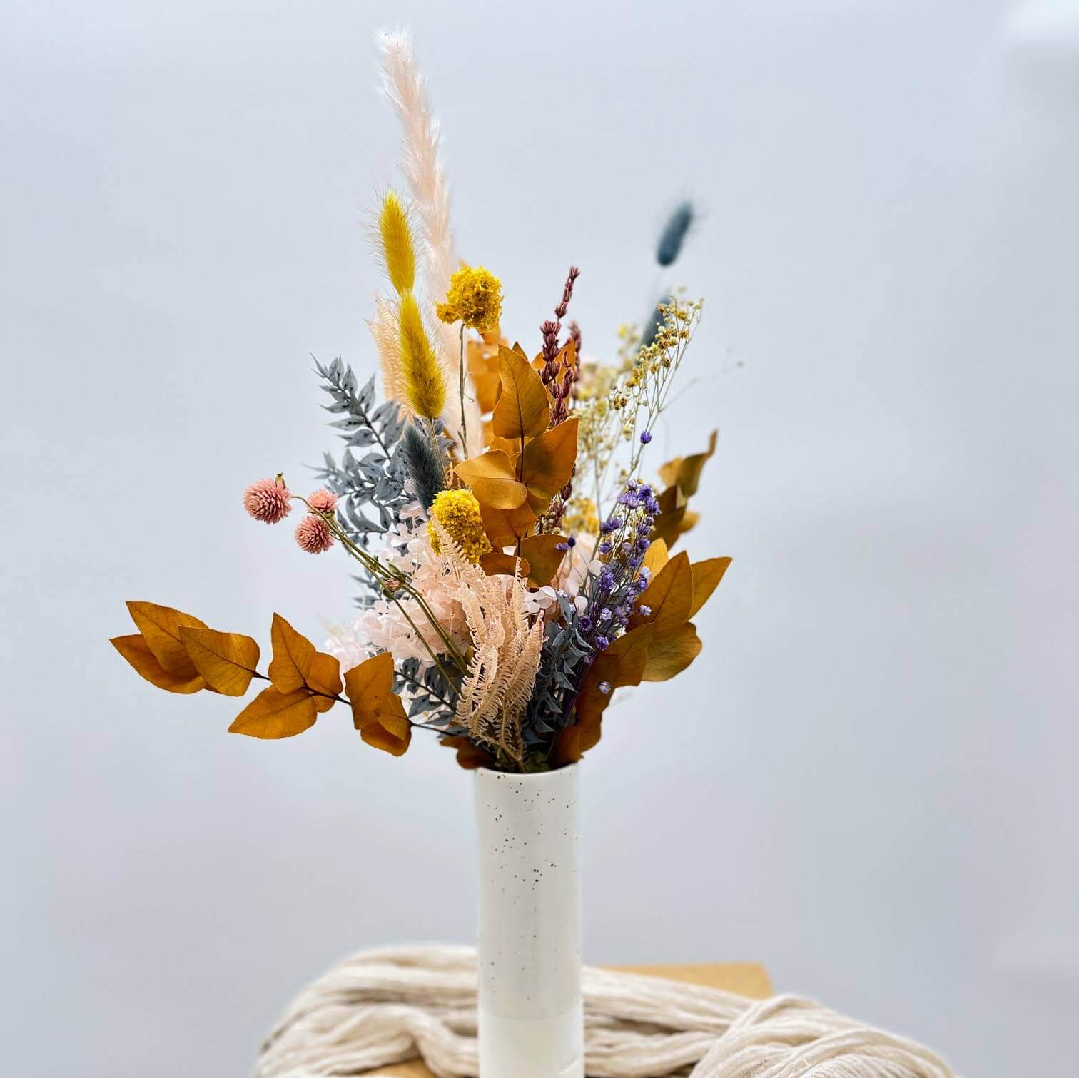 Osterzauber in Gelb, Rosa und Blau: Trockenblumen für eine sonnige Frühlingsdeko