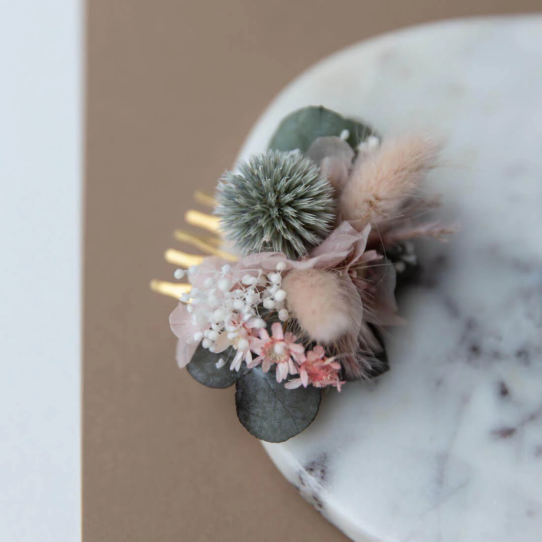 Eukalyptus-Zauber: Haarkamm mit zarten Trockenblumen mit Disteln und Hortensien