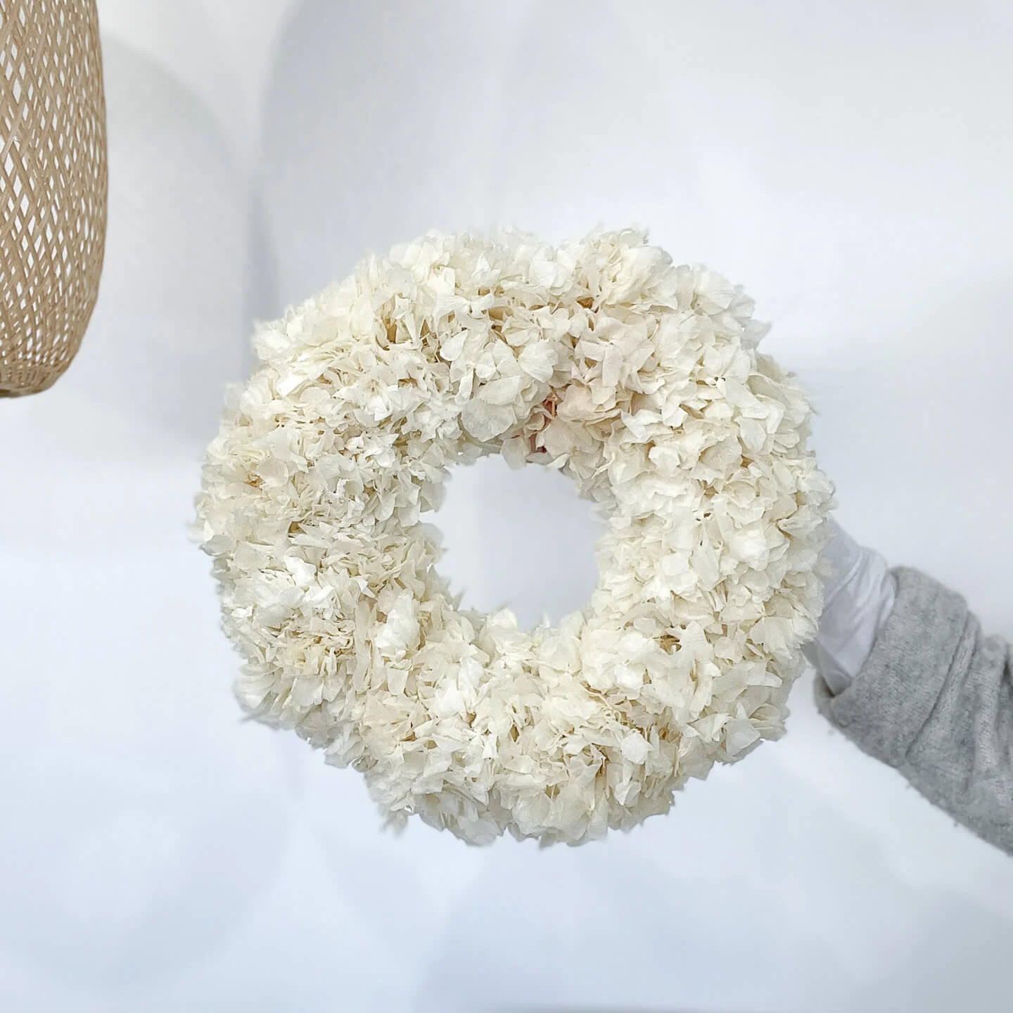 Hortensie all over: Puristischer Trockenblumenkranz für jeden Raum