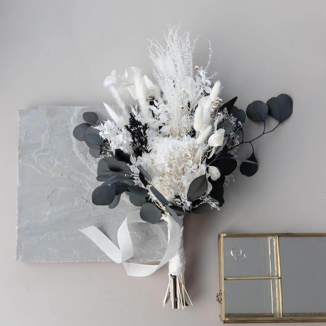 Umarmung der Natur: Ein Trockenblumen-Brautstrauß mit Hortensie und Eukalyptus
