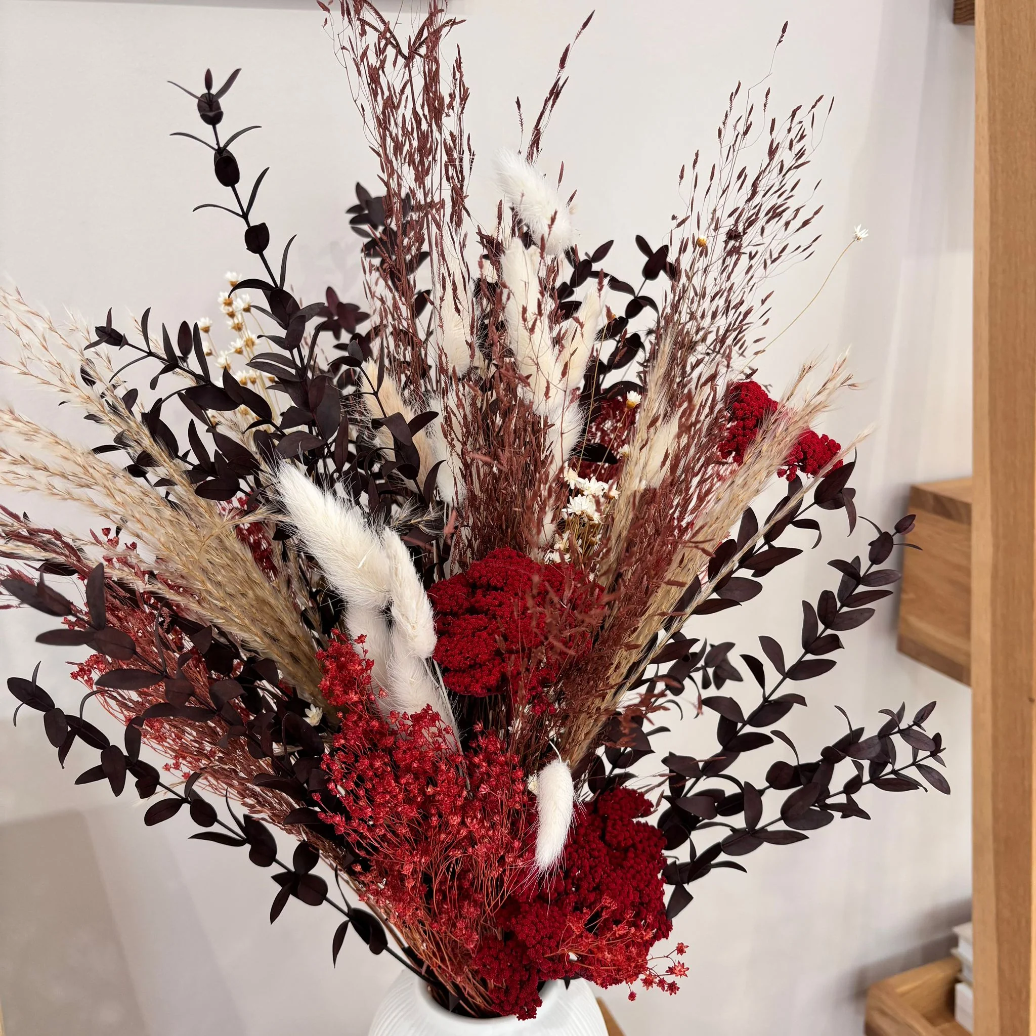 Herbstlicher Trockenblumenstrauß Bordeaux-Weiß