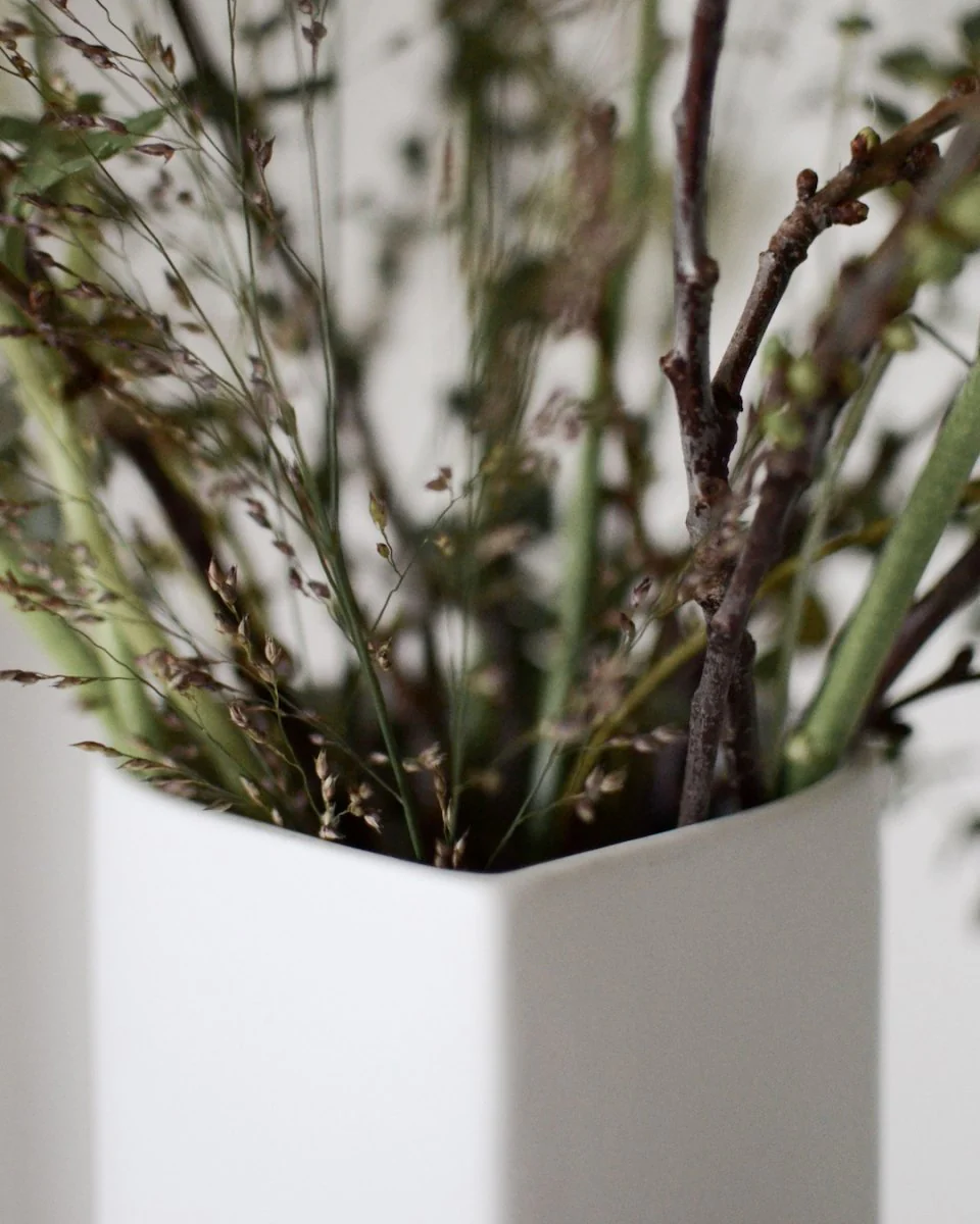 dbkd Vase Nib: eine Vase mit einer ungewöhnlichen Form in weiß und grau