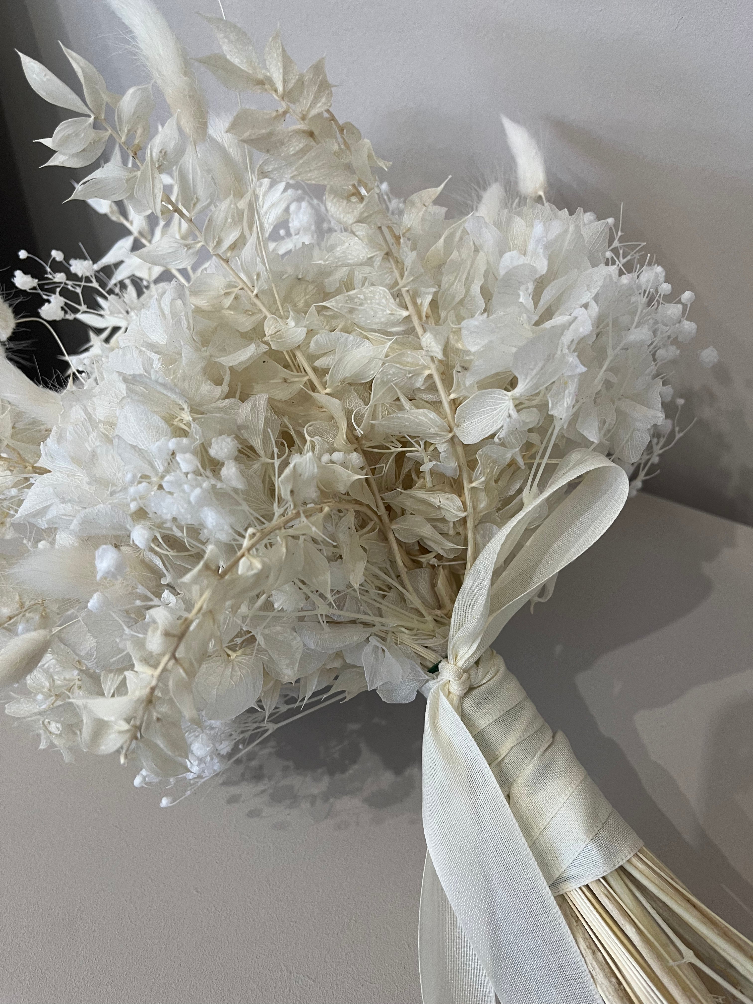 Minimalistischer Brautstrauß Trockenblumen weiß