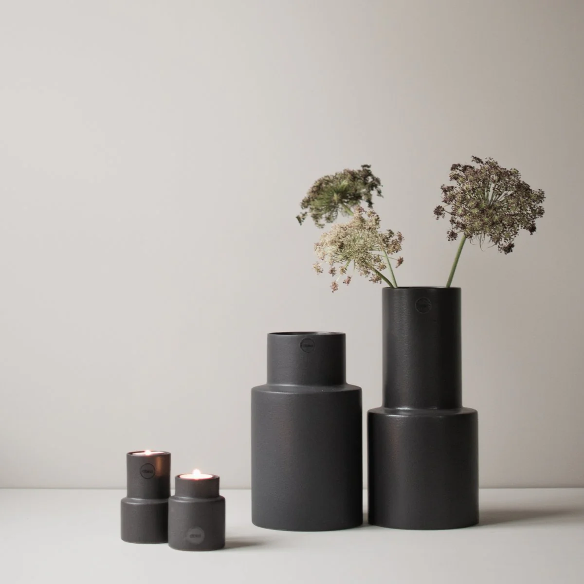 Oblong Vase: Schlichte Eleganz von Designerin Halina Fritsch in Grau und Schwarz