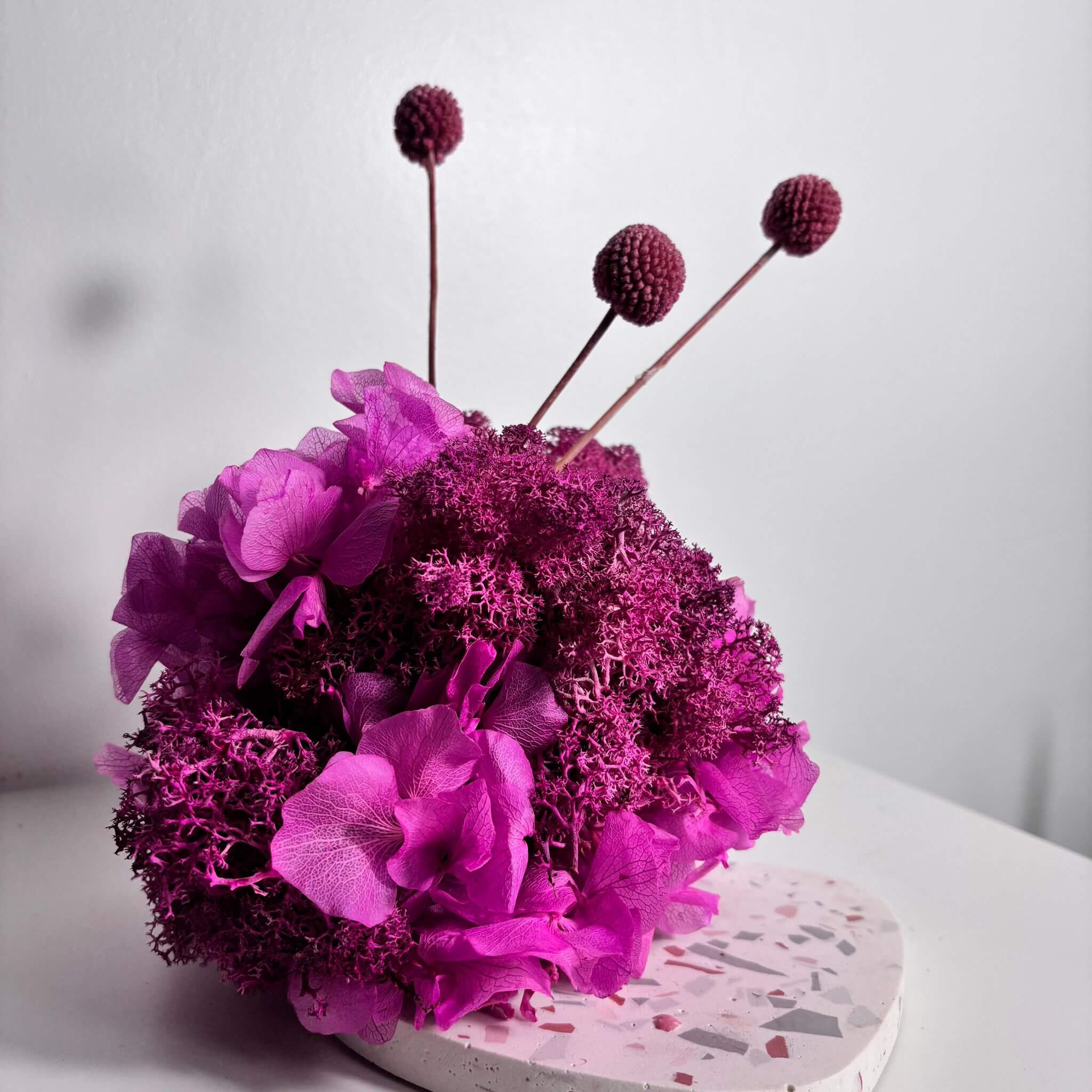 Frisches Moos Gesteck in knalligem pink