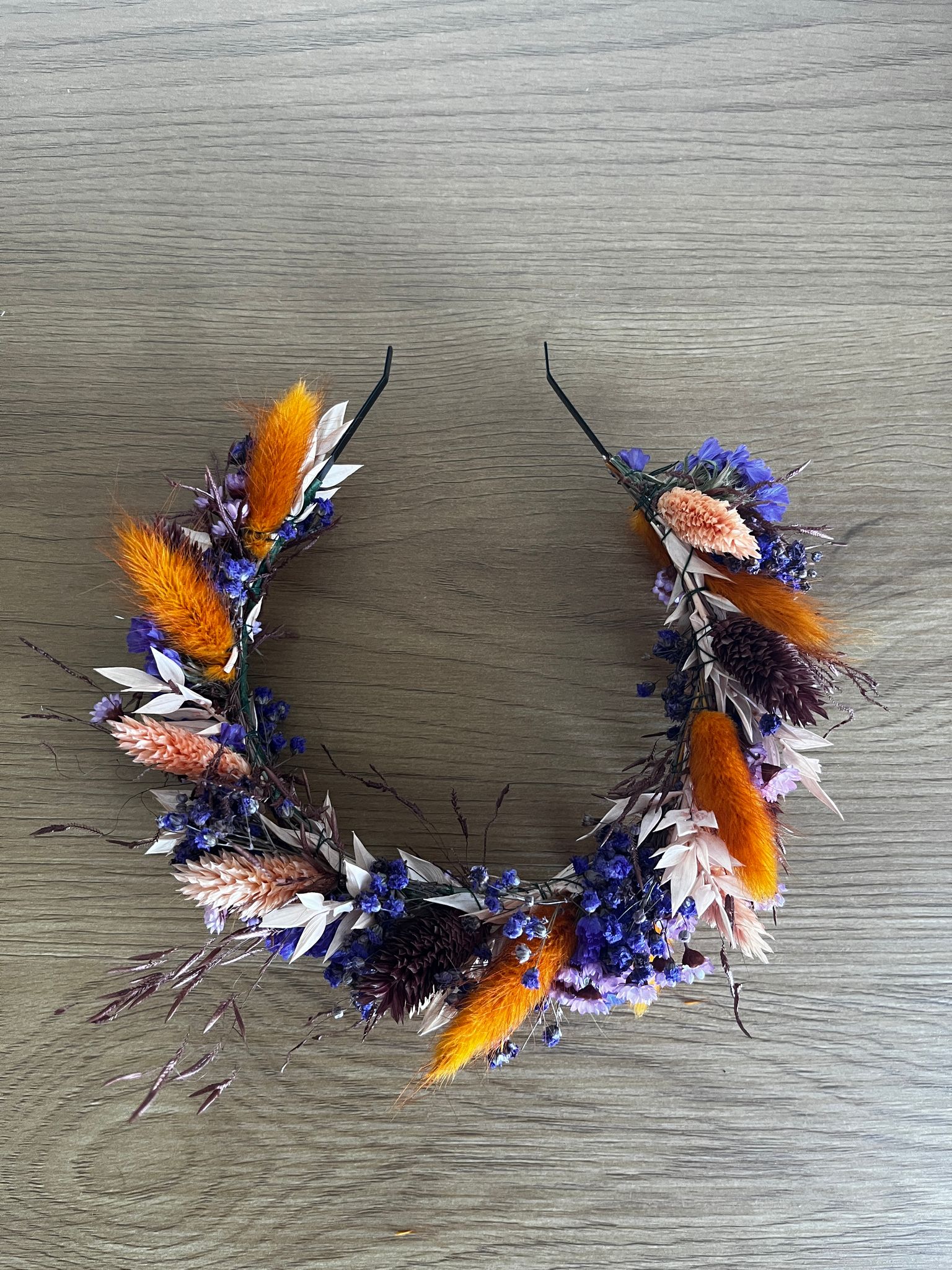 aparter Haarreif: Trockenblumen in einer Kombination aus Blau- und Orangetönen