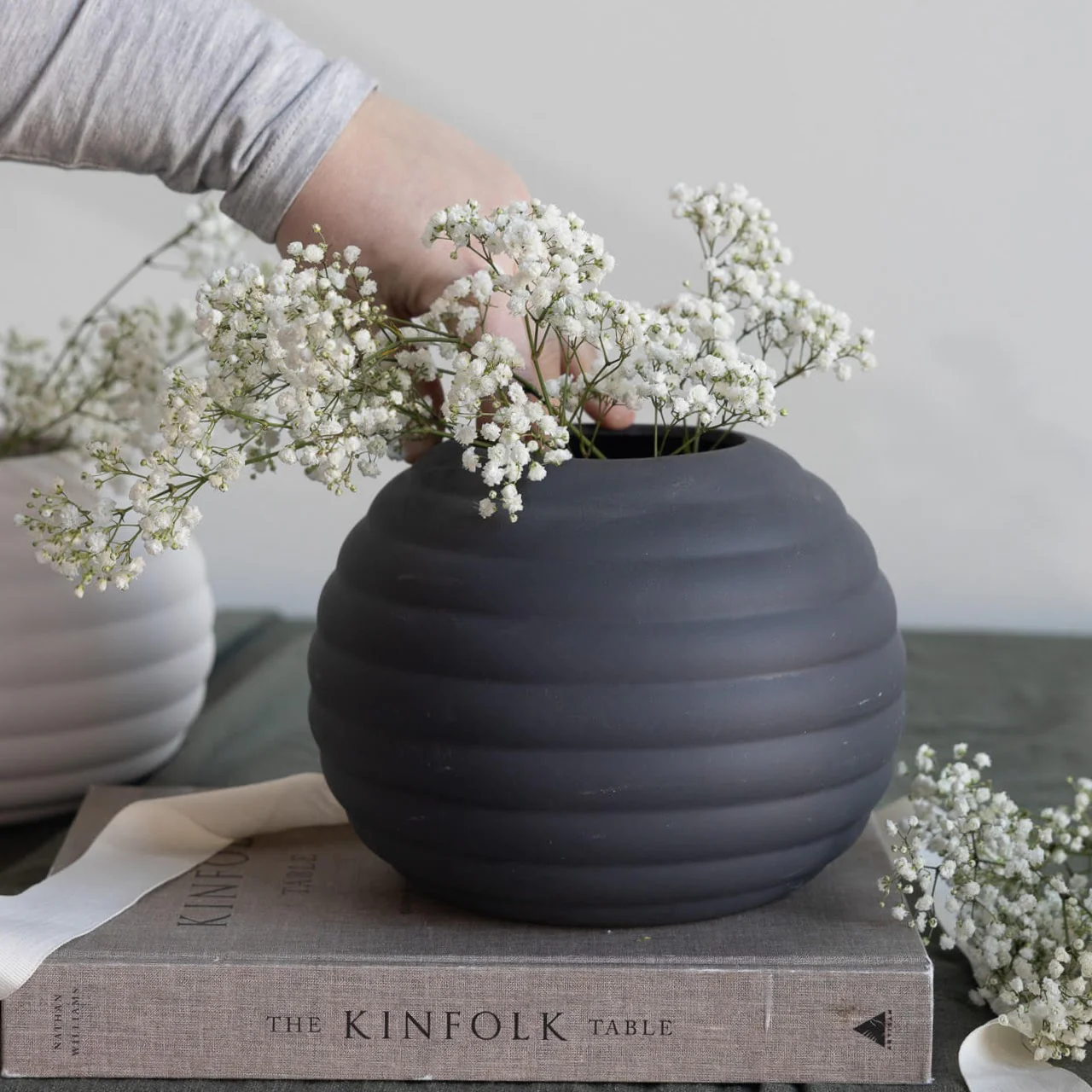 Vase Runvik - runde Form mit geschwungenen Linien