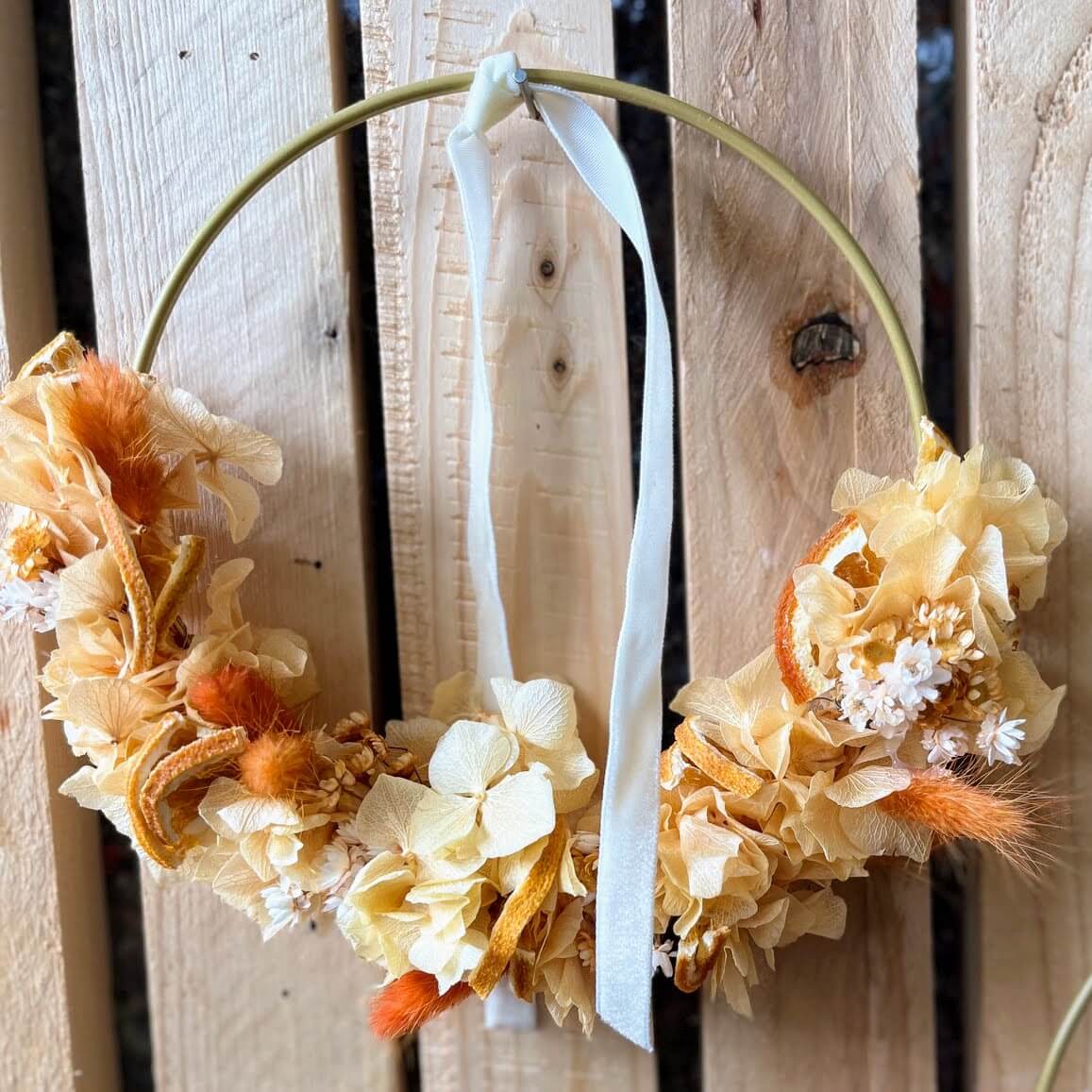 Stimmungsvolle Frühlingskranze in verschiedenen Farben