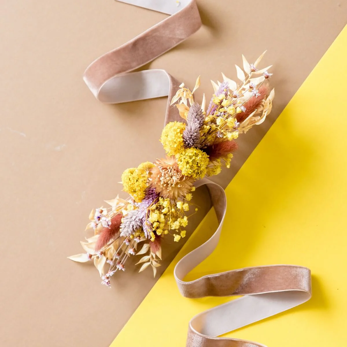 Hutband Trockenblumen in Gelb und Braun, mit Weiß abgesetzt