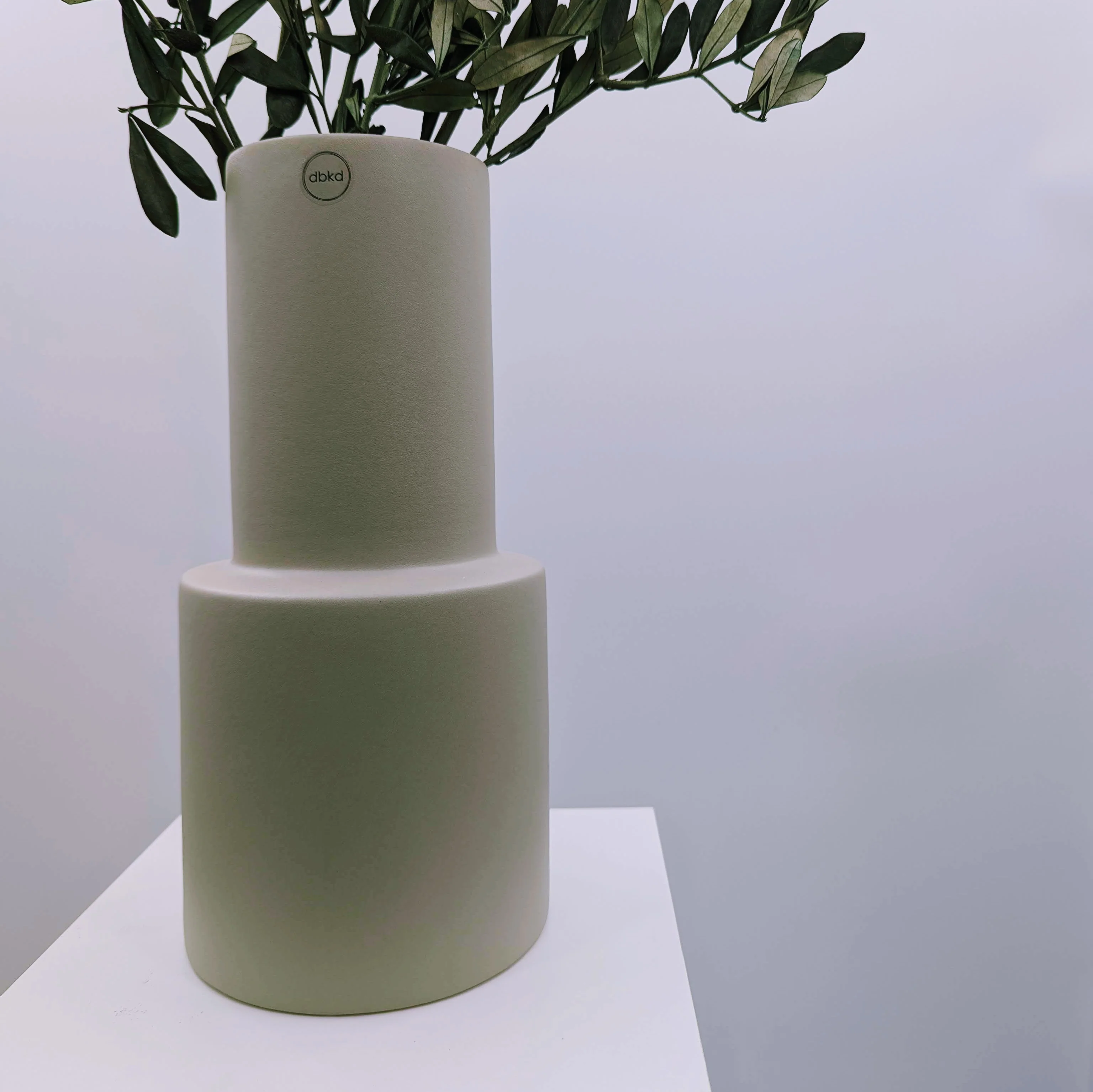 Oblong Vase: Schlichte Eleganz von Designerin Halina Fritsch in Grau und Schwarz