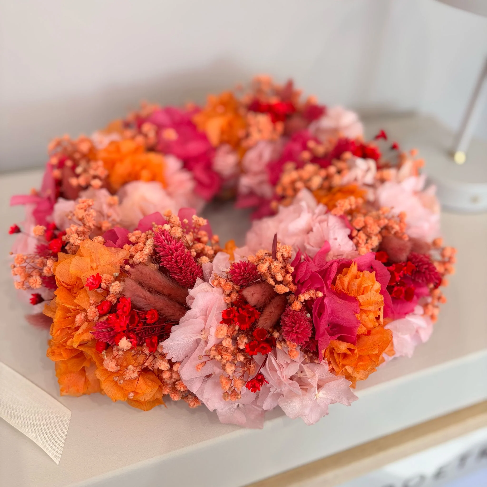 Color Vibes Trockenblumenkranz in leuchtendem pink