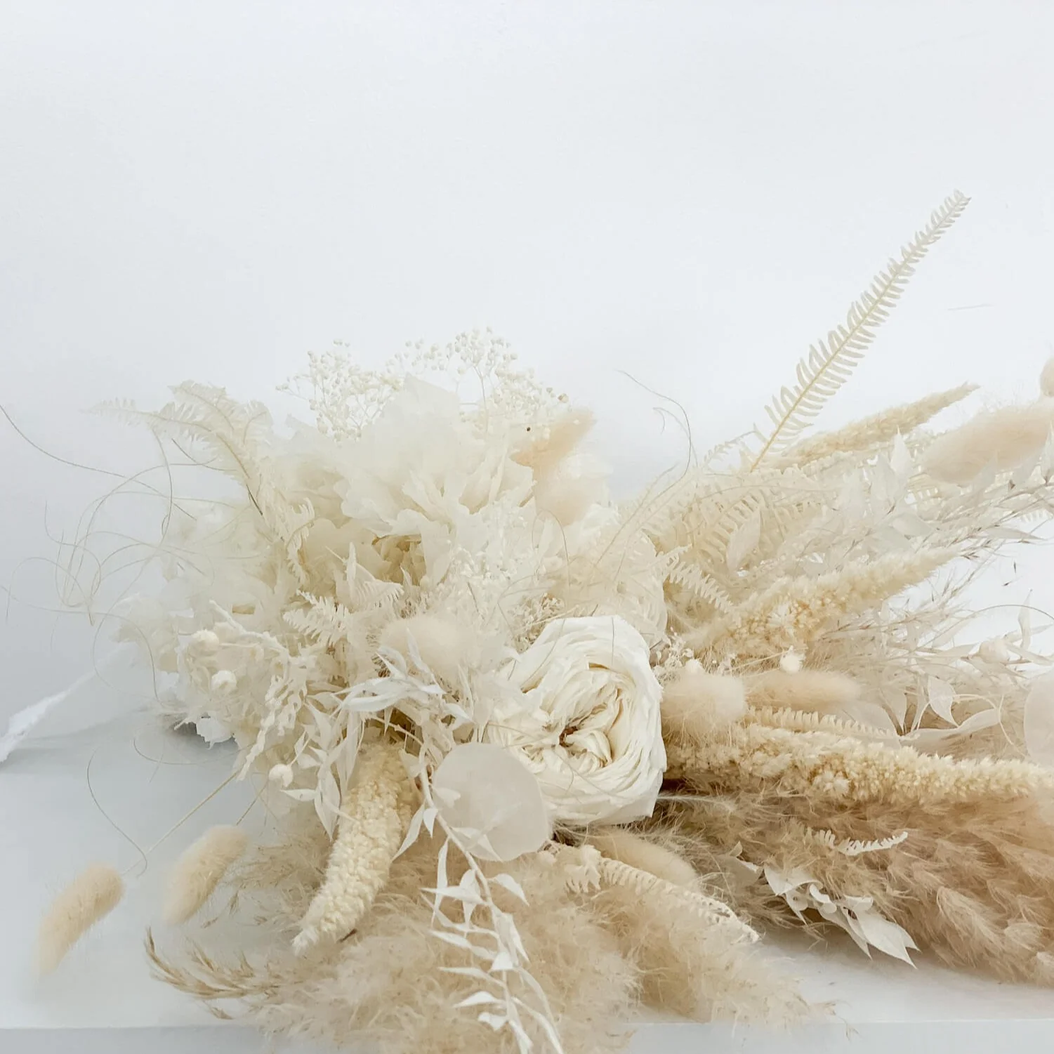 Für die Ewigkeit: Ein Brautstrauß, zeitlose Schönheit in Naturtönen