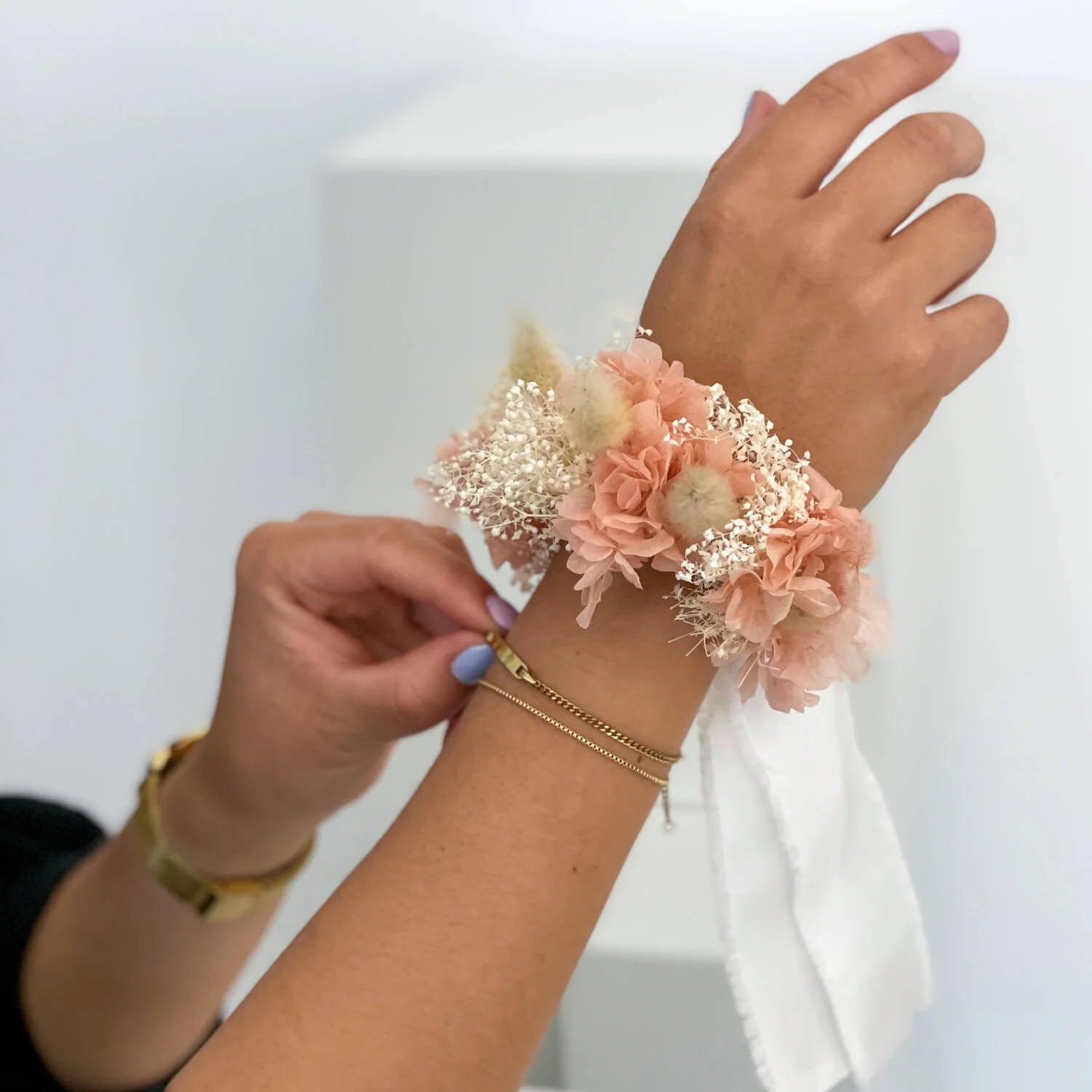 Armband Trockenblumen rosa mit Hortensie und Schleierkraut
