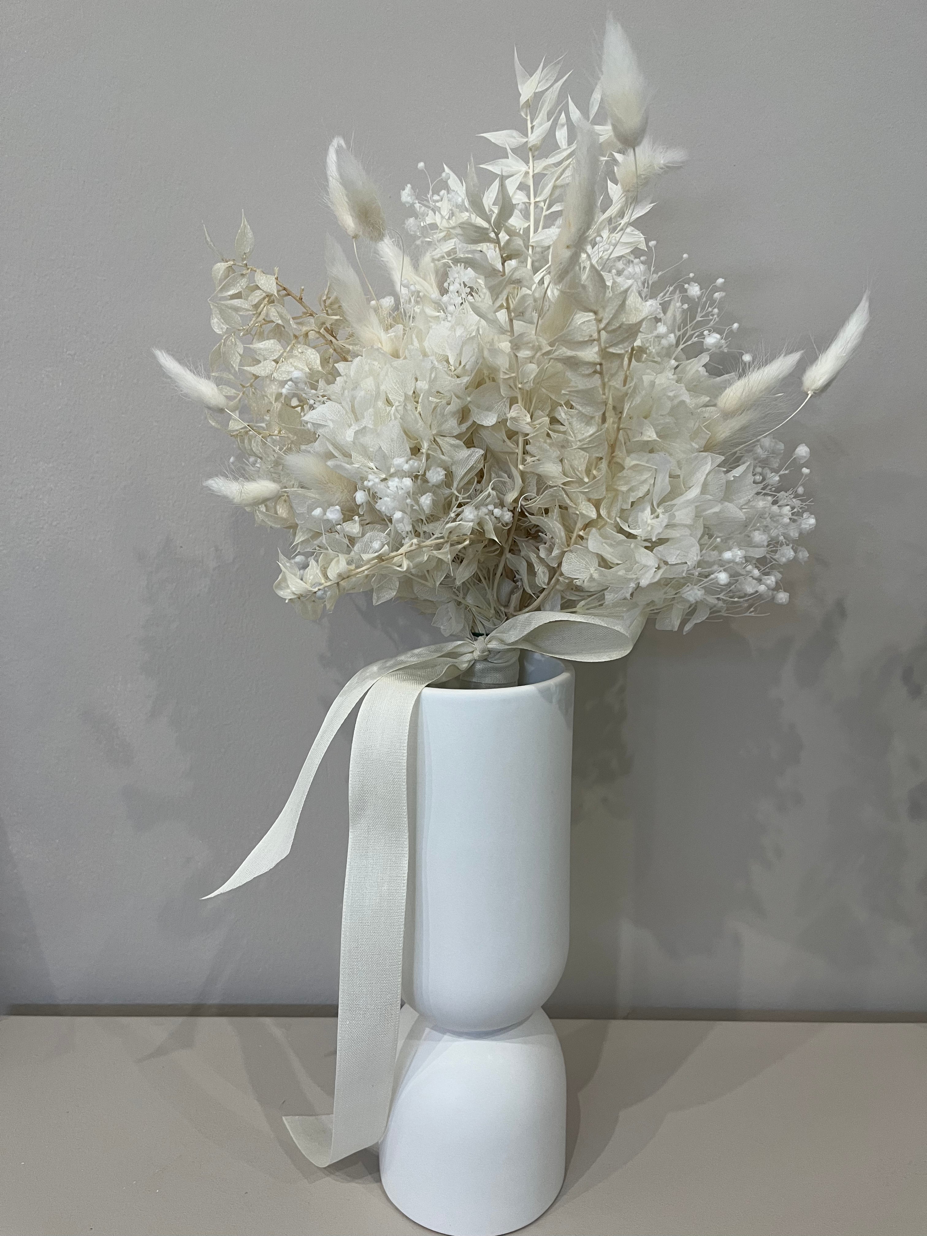 Minimalistischer Brautstrauß Trockenblumen weiß