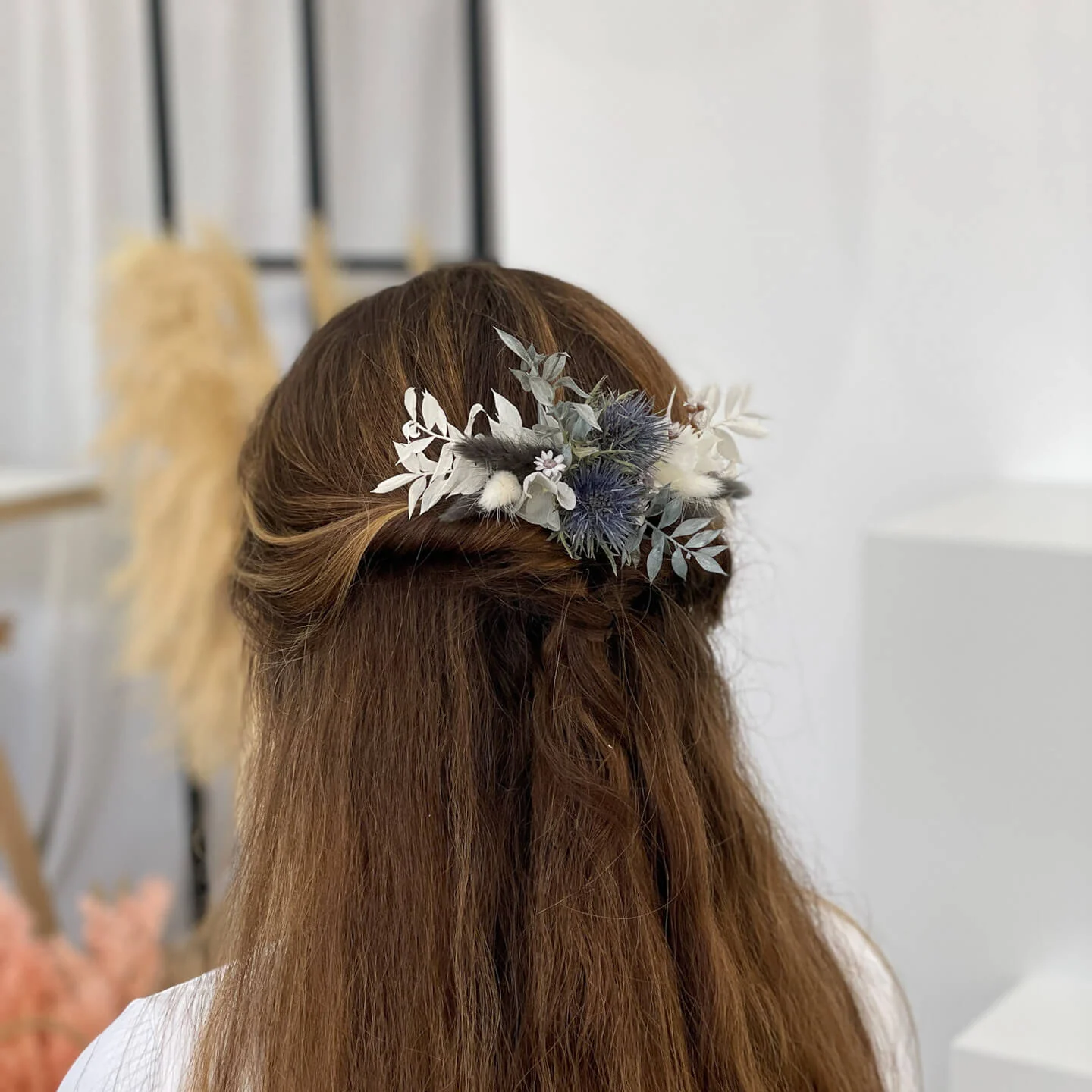 Blütenzauber Haarkamm - Natürliches Weiß mit dezenten Blau- und Grautönen