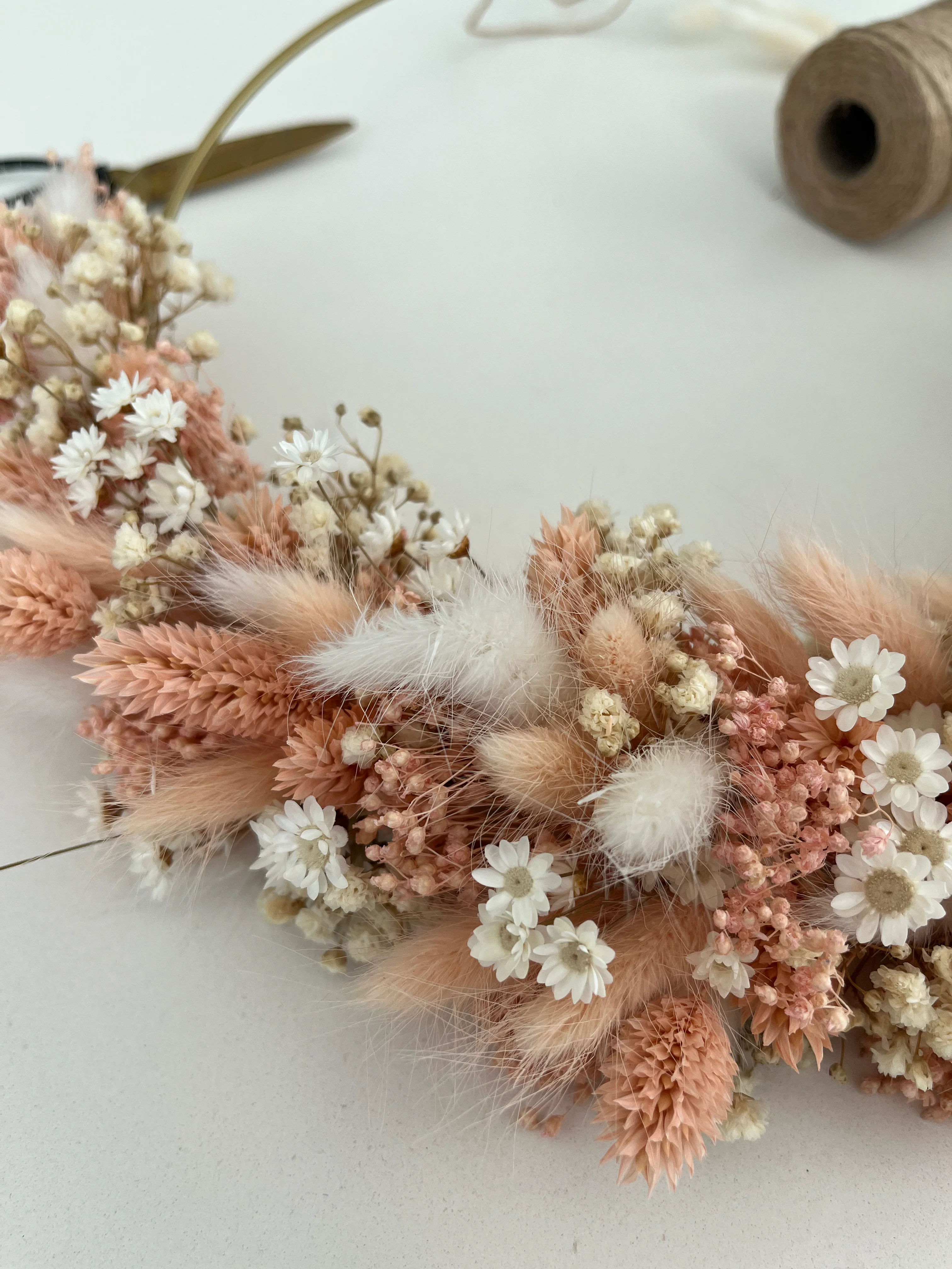 DIY: Trockenblumenkranz Marie in beige rosa