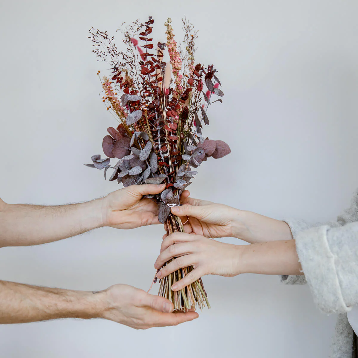 Sonntagsspaziergang: Trockenblumenstrauß mit Eukalyptus & Lagurus in rauchigen Rottönen