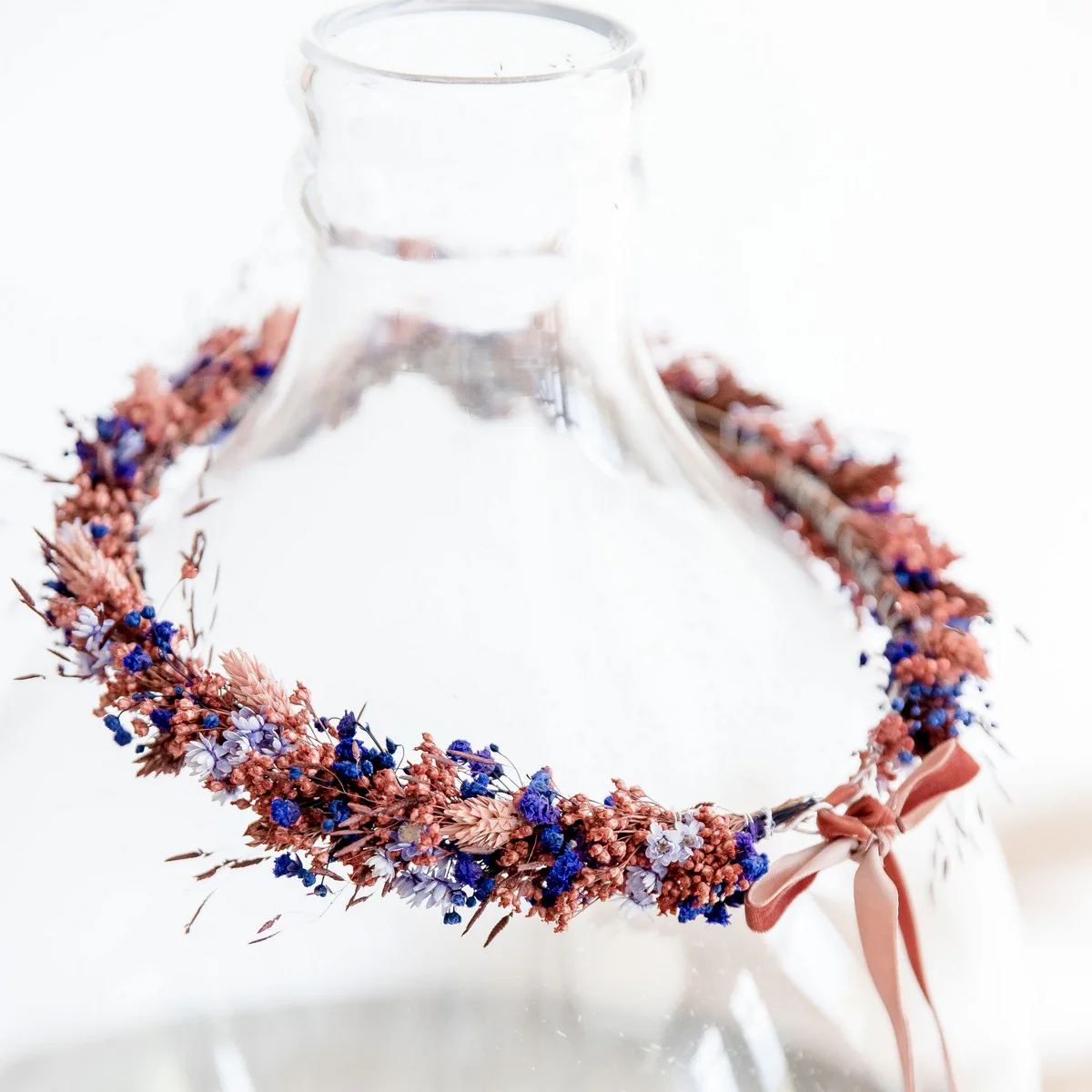 aparter Haarkranz: Trockenblumen in einer Kombination aus Blau- und Orangetönen