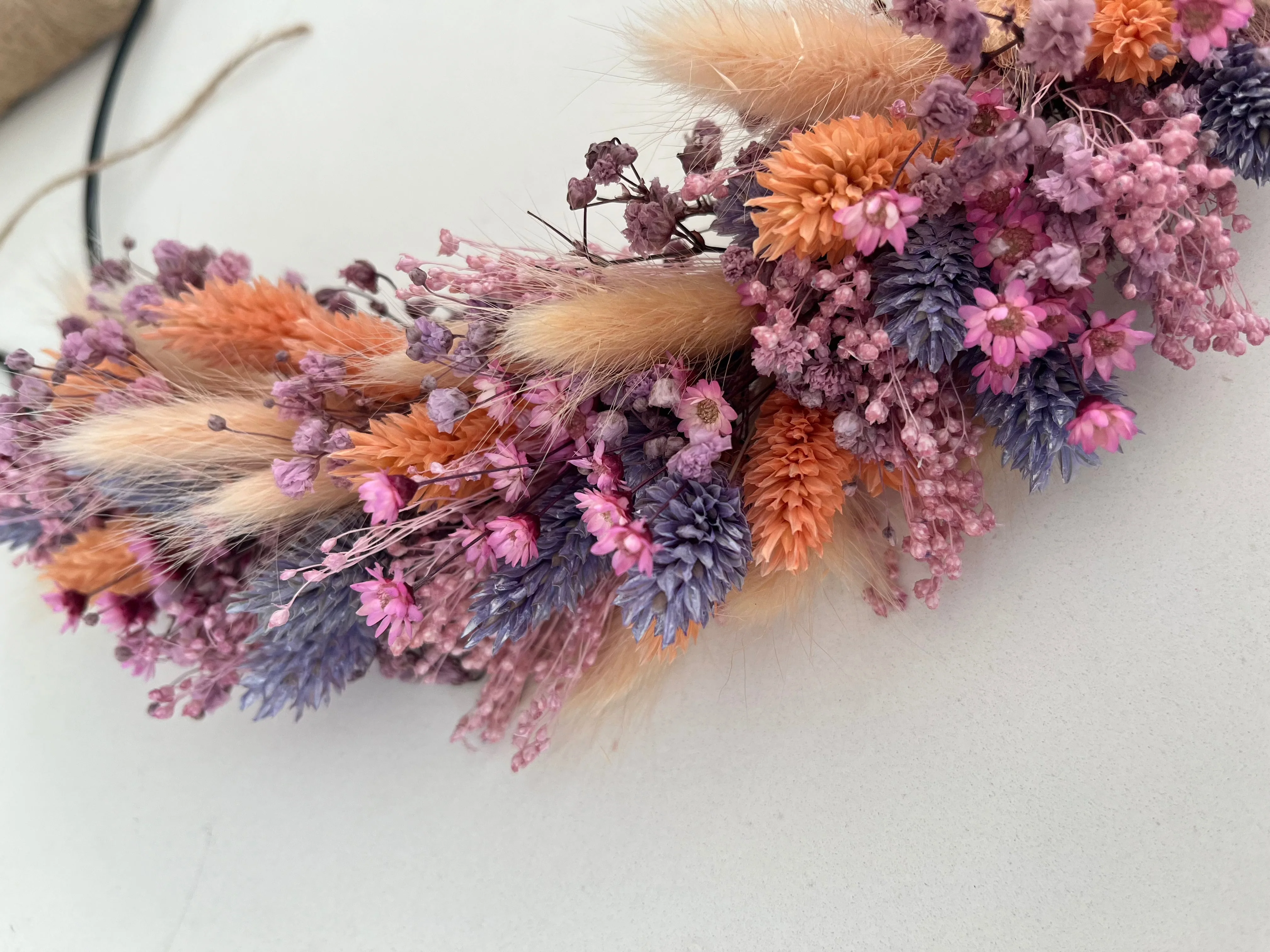 DIY: Trockenblumenkranz Flora in lila rosa