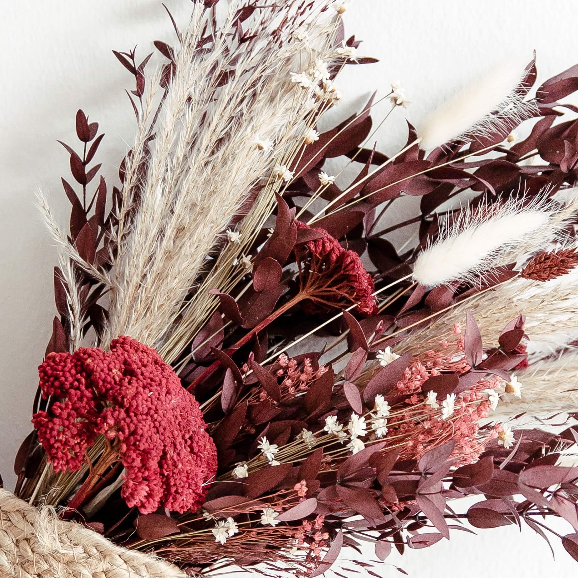Herbstlicher Trockenblumenstrauß Bordeaux-Weiß