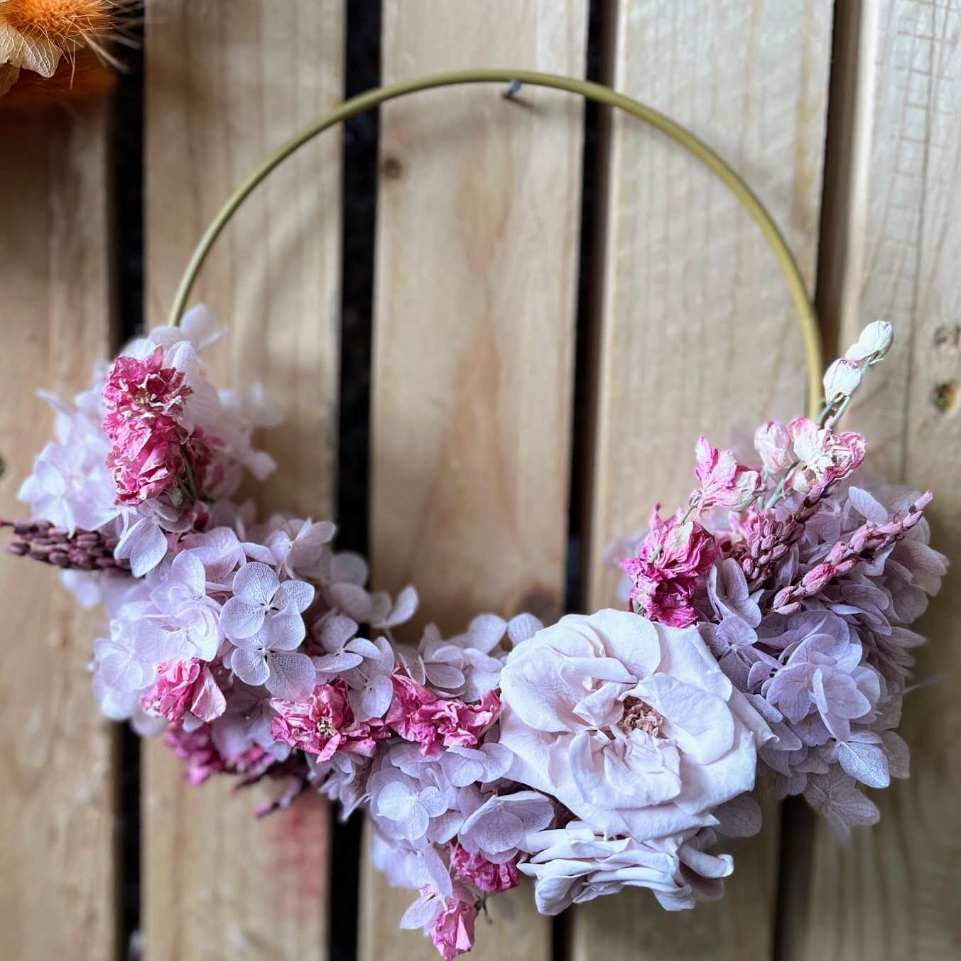 Stimmungsvolle Frühlingskranze in verschiedenen Farben