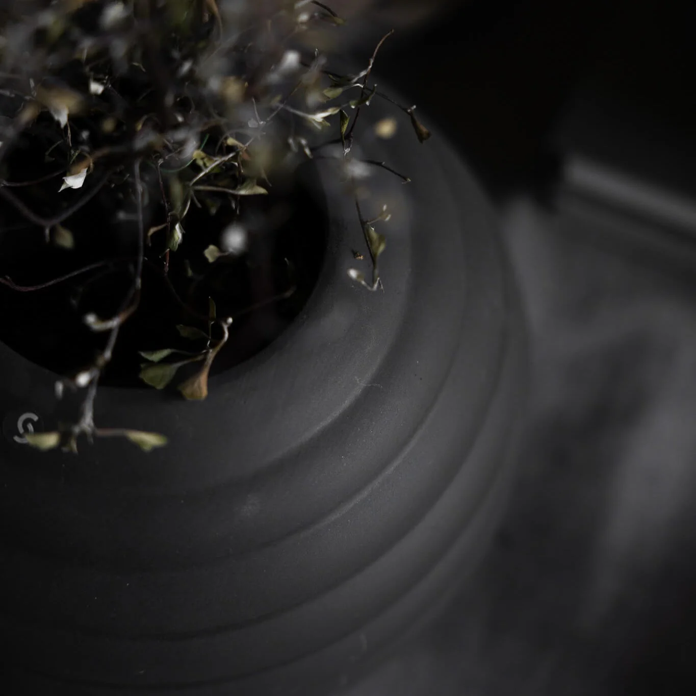 Vase Runvik - runde Form mit geschwungenen Linien