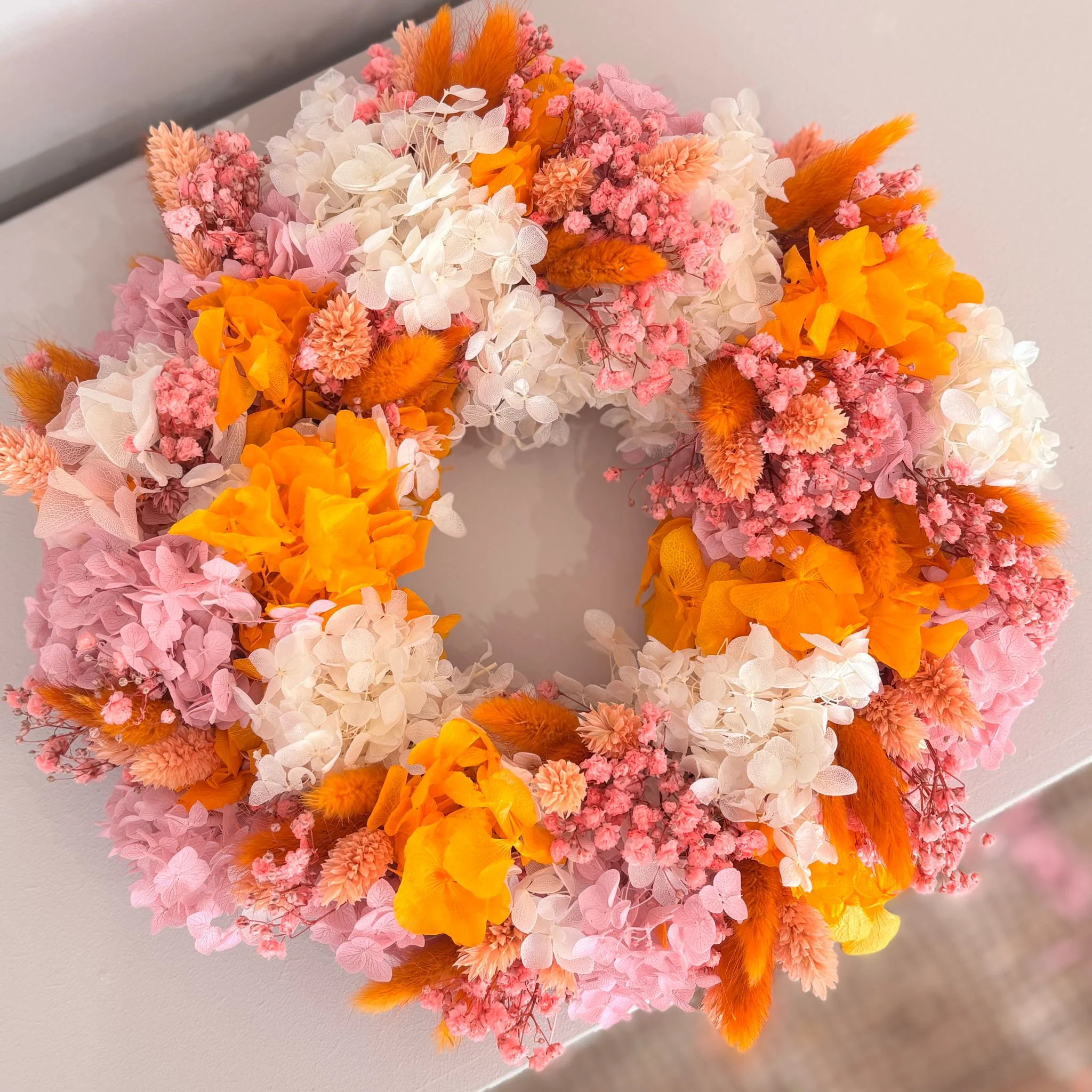 Color Vibes Trockenblumenkranz in leuchtendem orange rosa