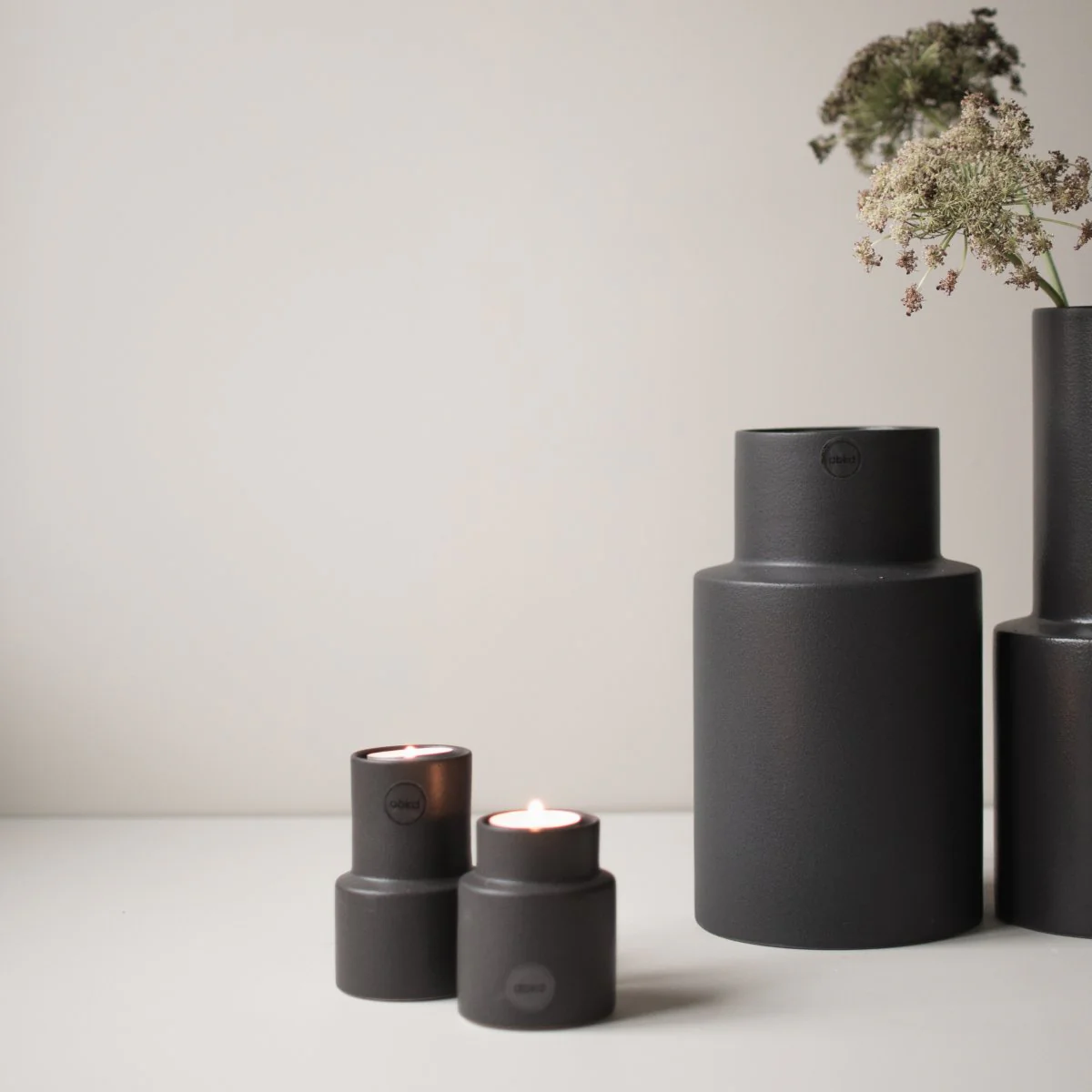 Oblong Vase: Schlichte Eleganz von Designerin Halina Fritsch in Grau und Schwarz