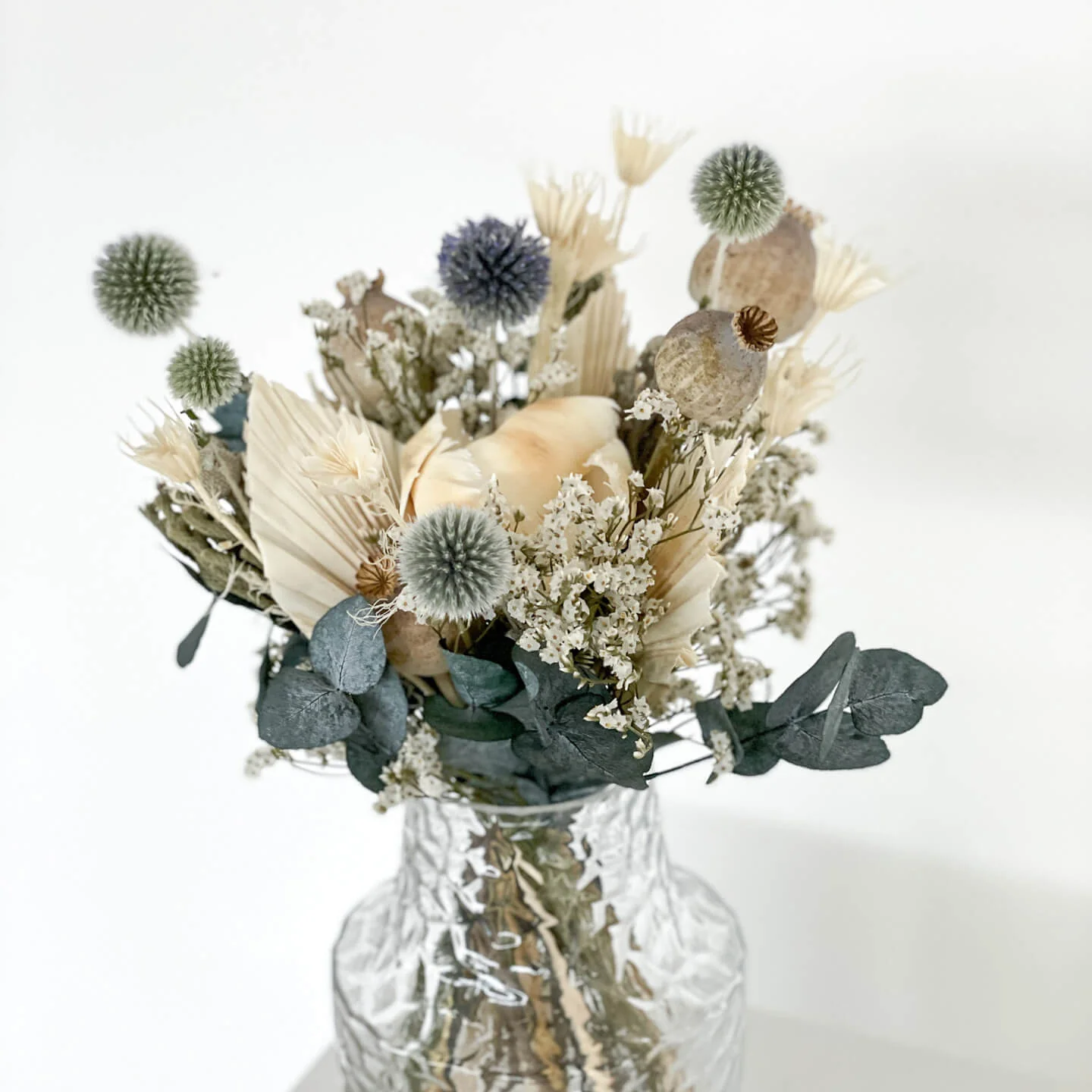 Vorfreude: Kugeliger Trockenblumenstrauß mit modernem Touch