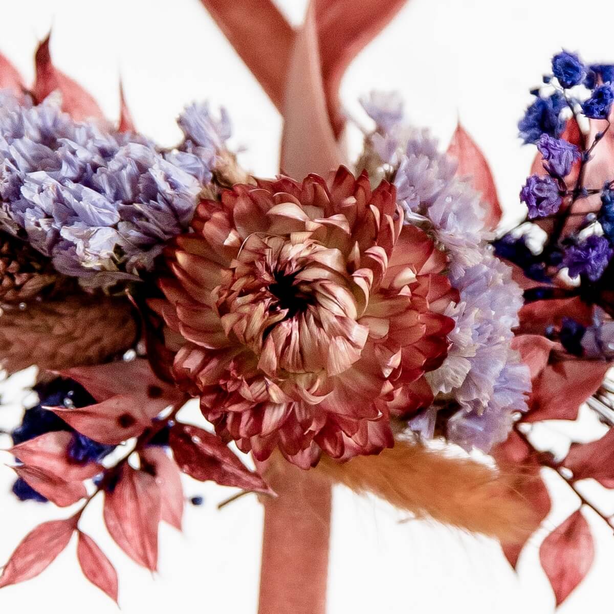 apartes Hutband: Trockenblumen in einer Kombination aus Blau- und Orangetönen