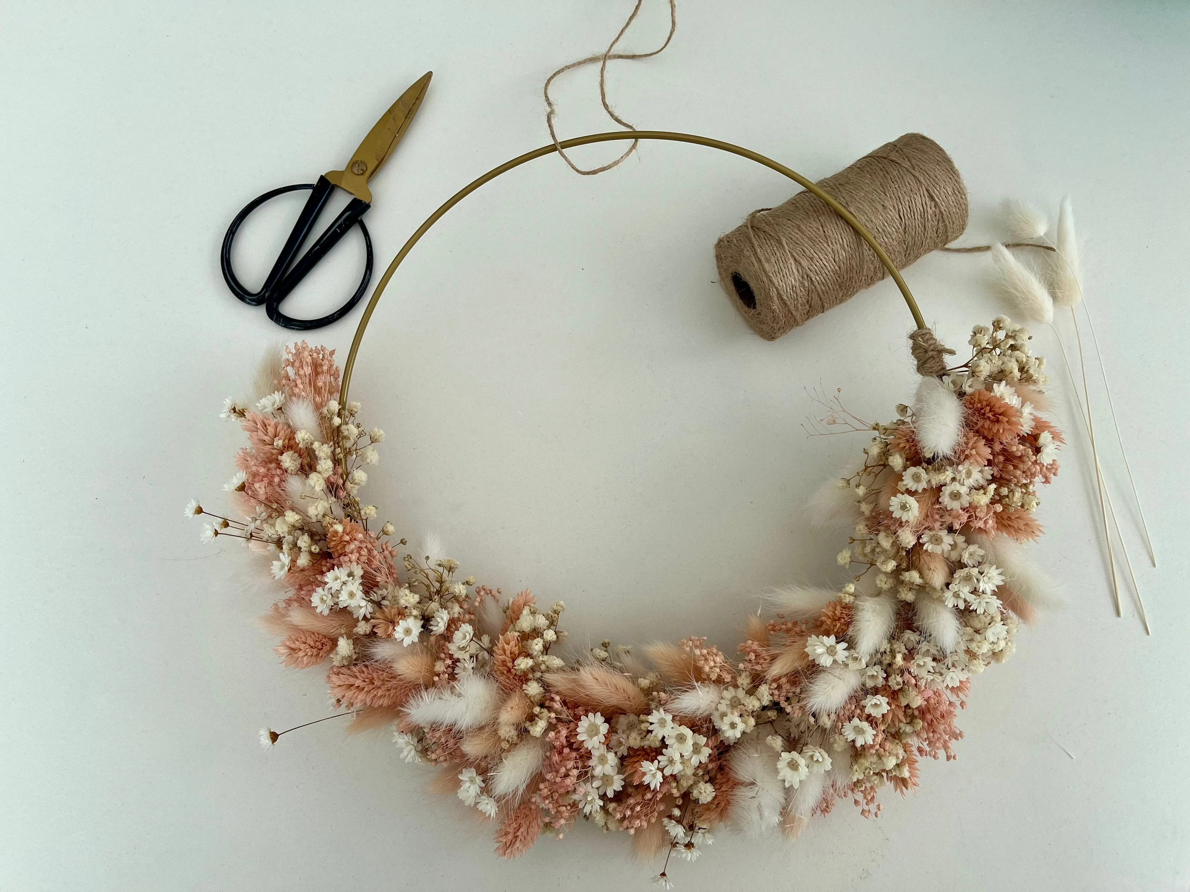 DIY: Trockenblumenkranz Marie in beige rosa