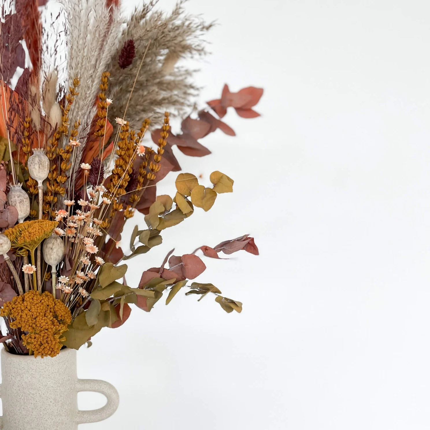 Touch of Earth: Trockenblumenstrauß mit Eukalyptus und Pampasgras in erdigen Farben