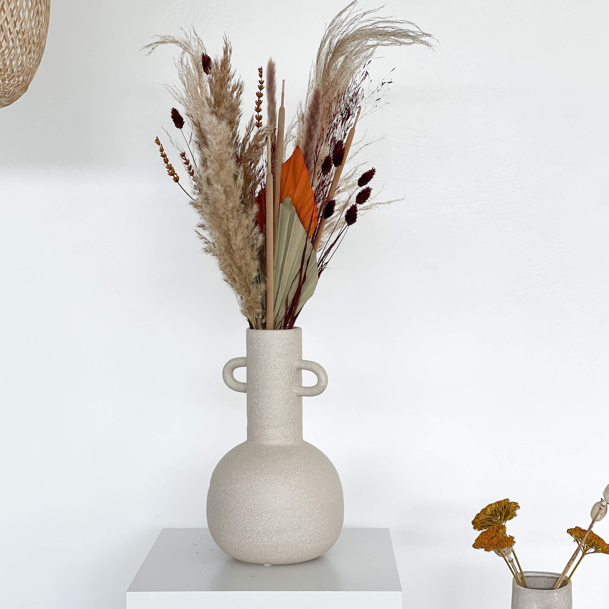 Herbstliches Flair: Vielfältiger Trockenblumenstrauß mit Pampasgras und Erdtönen