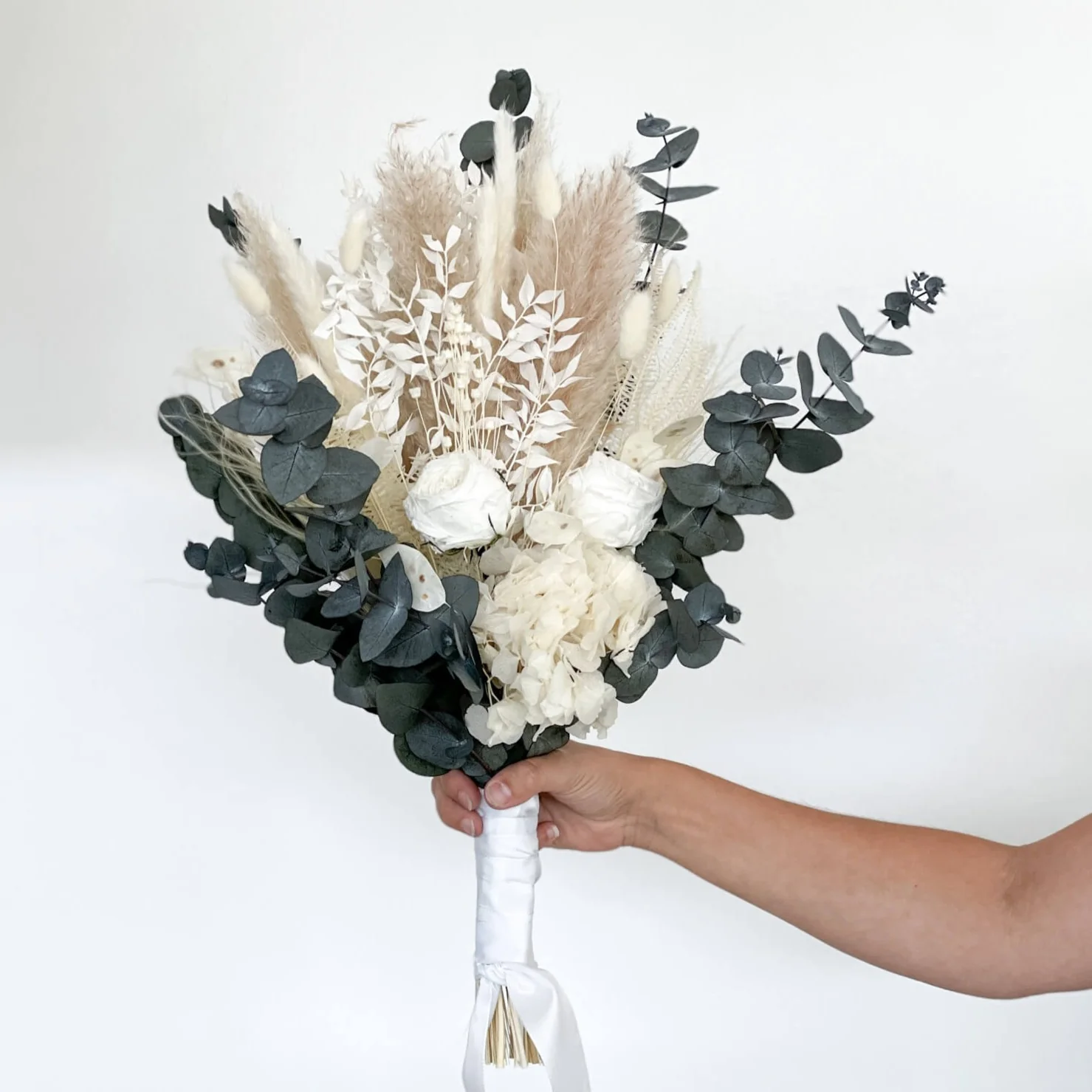 Für die Ewigkeit: Ein Brautstrauß, zeitlose Schönheit in Naturtönen