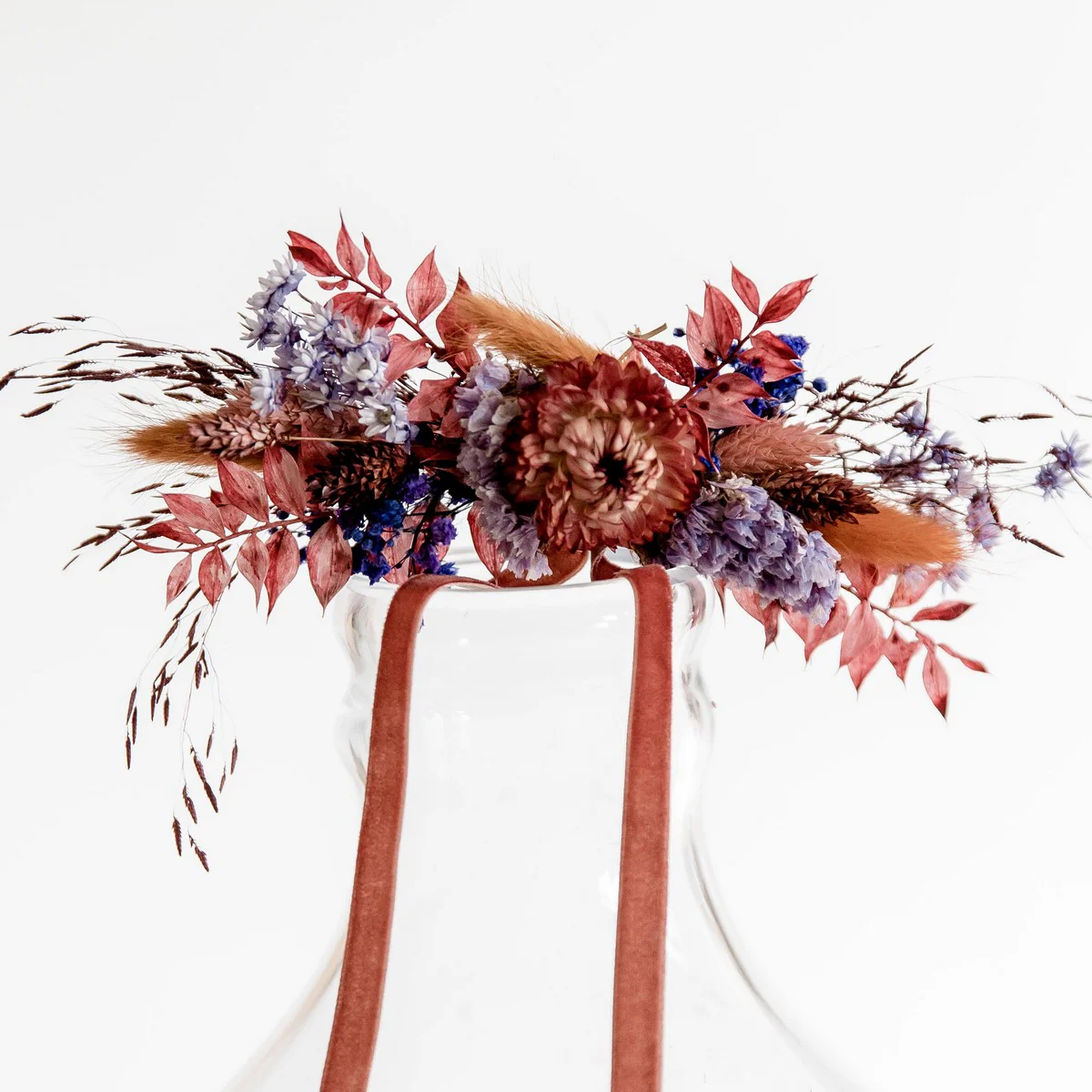 apartes Hutband: Trockenblumen in einer Kombination aus Blau- und Orangetönen