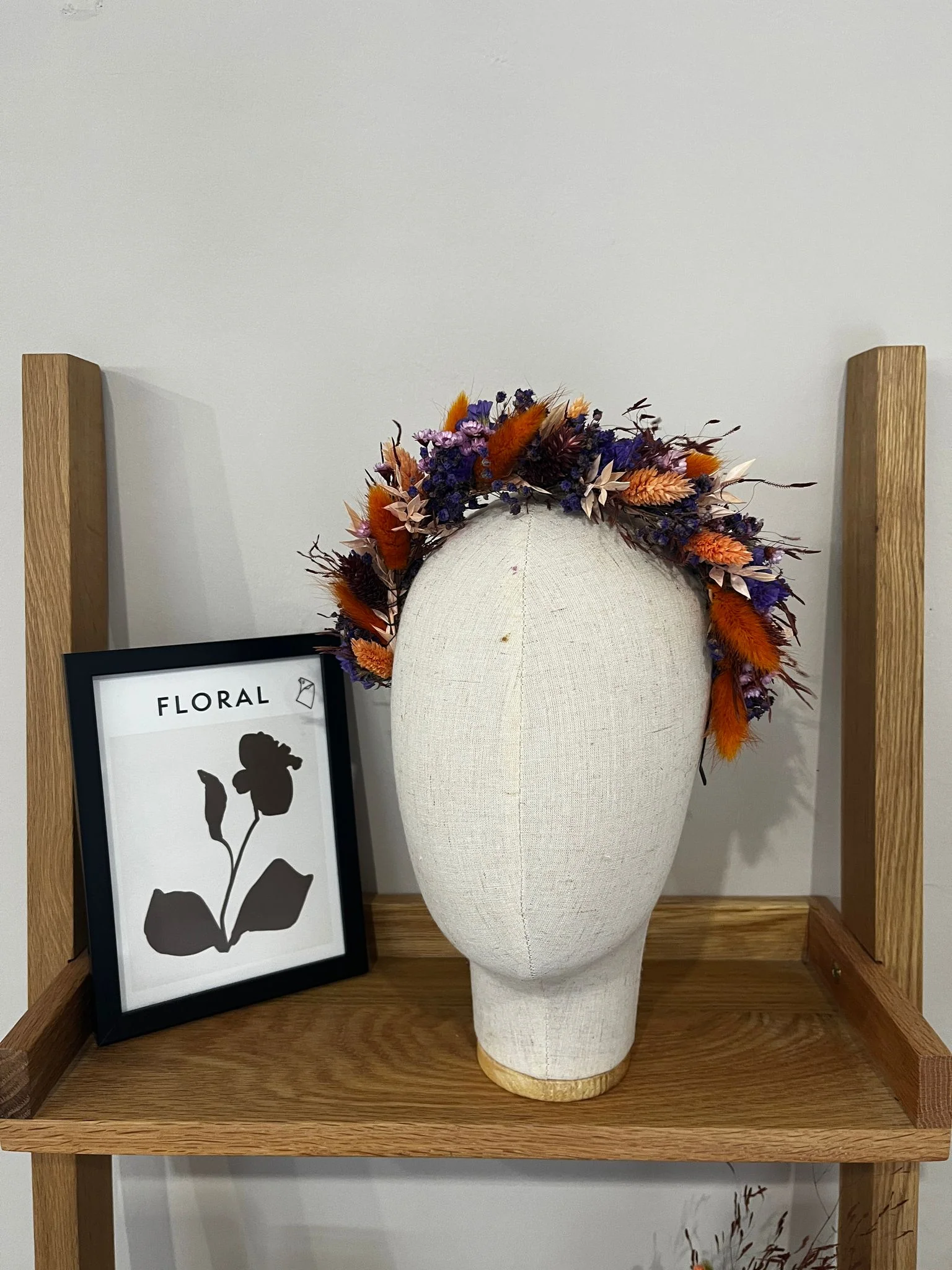 aparter Haarreif: Trockenblumen in einer Kombination aus Blau- und Orangetönen