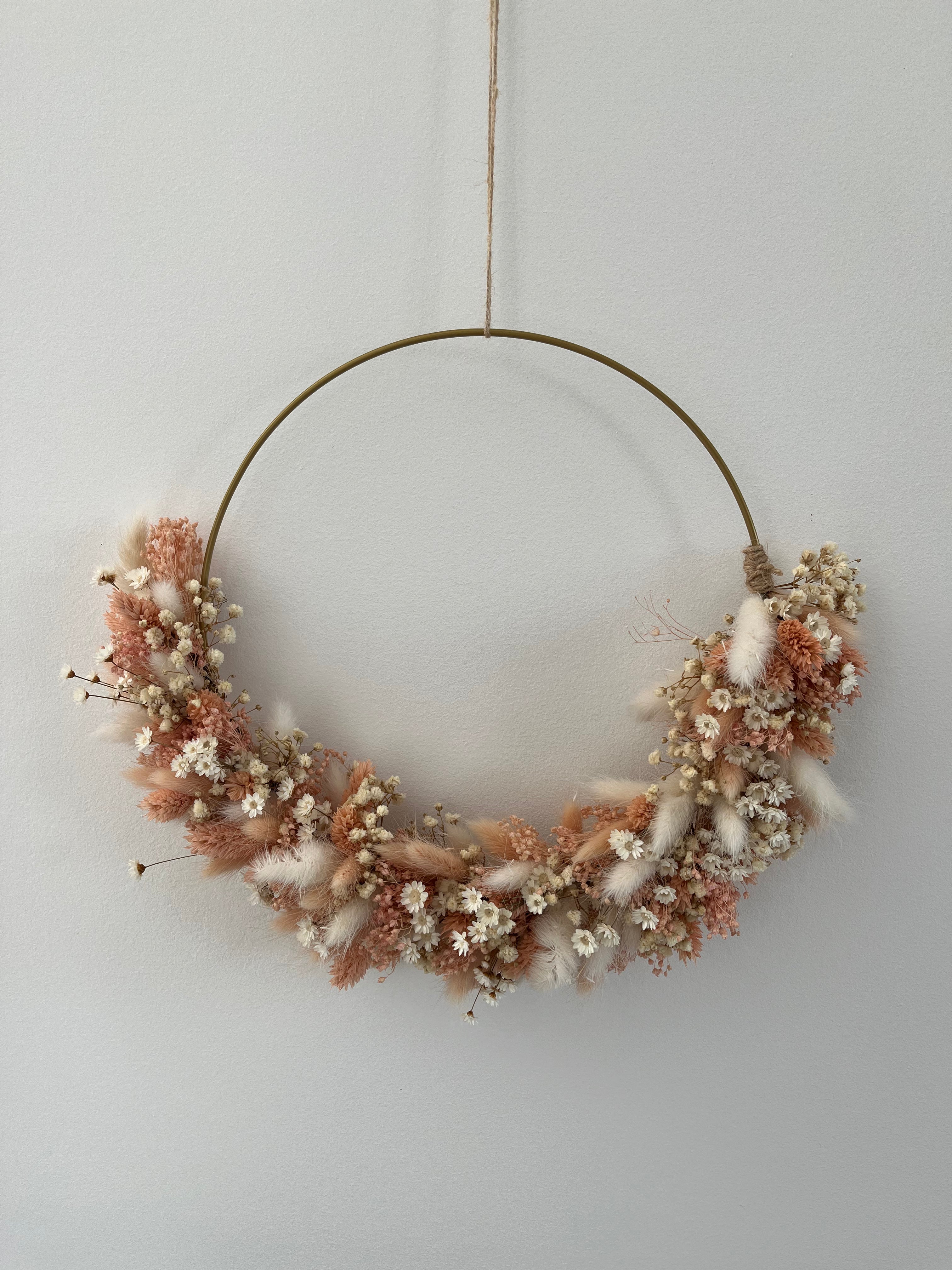 DIY: Trockenblumenkranz Marie in beige rosa