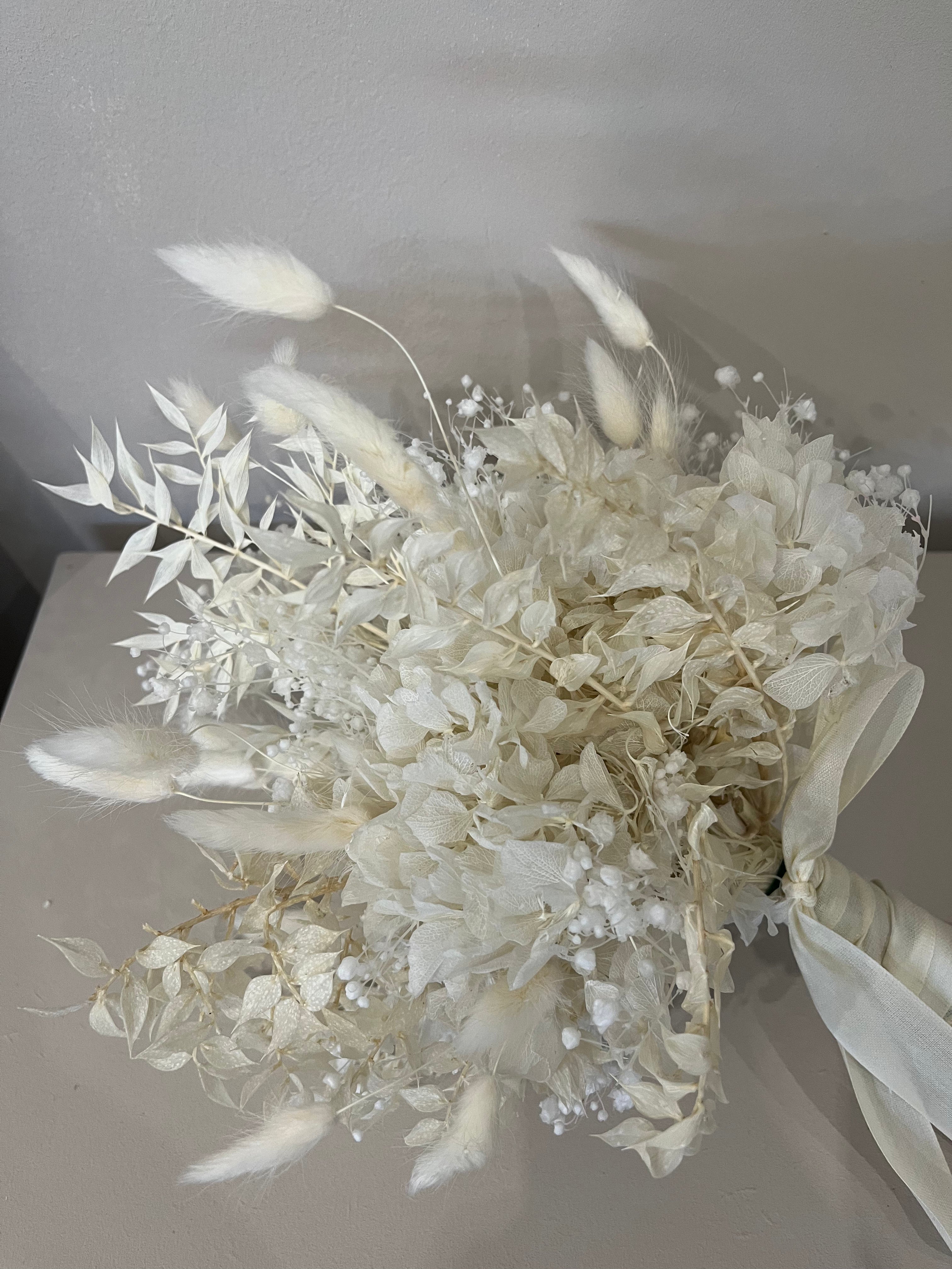 Minimalistischer Brautstrauß Trockenblumen weiß