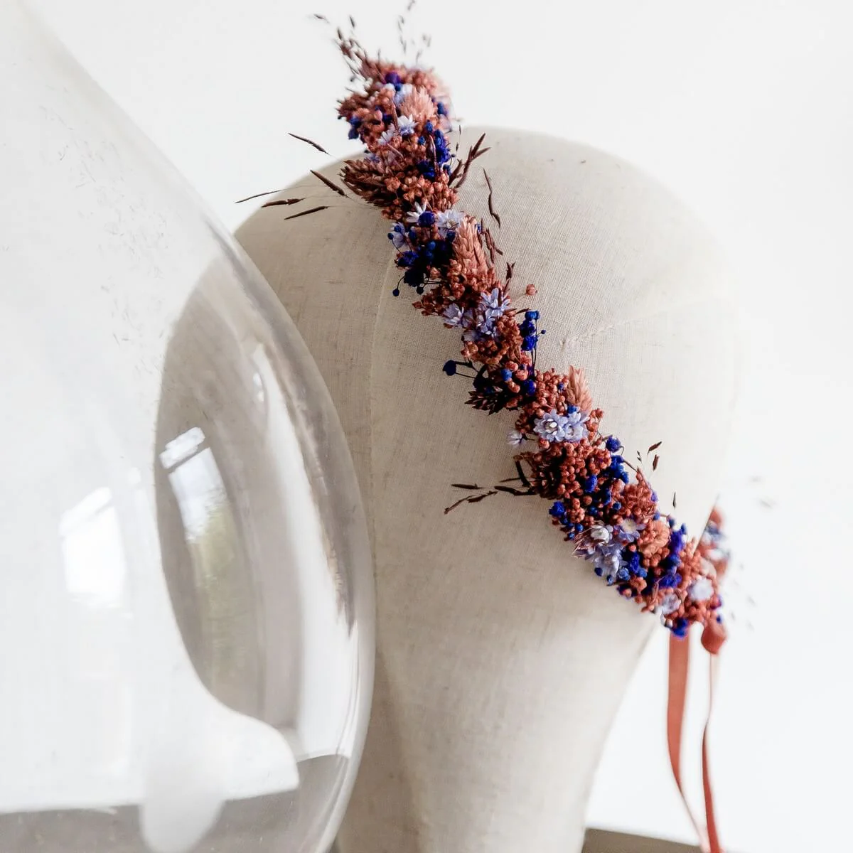 aparter Haarkranz: Trockenblumen in einer Kombination aus Blau- und Orangetönen
