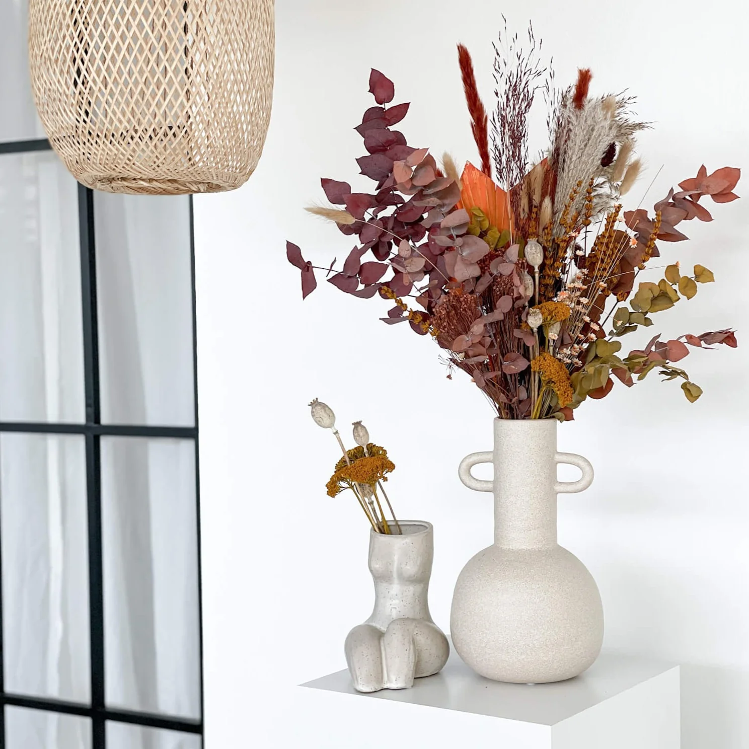 Touch of Earth: Trockenblumenstrauß mit Eukalyptus und Pampasgras in erdigen Farben