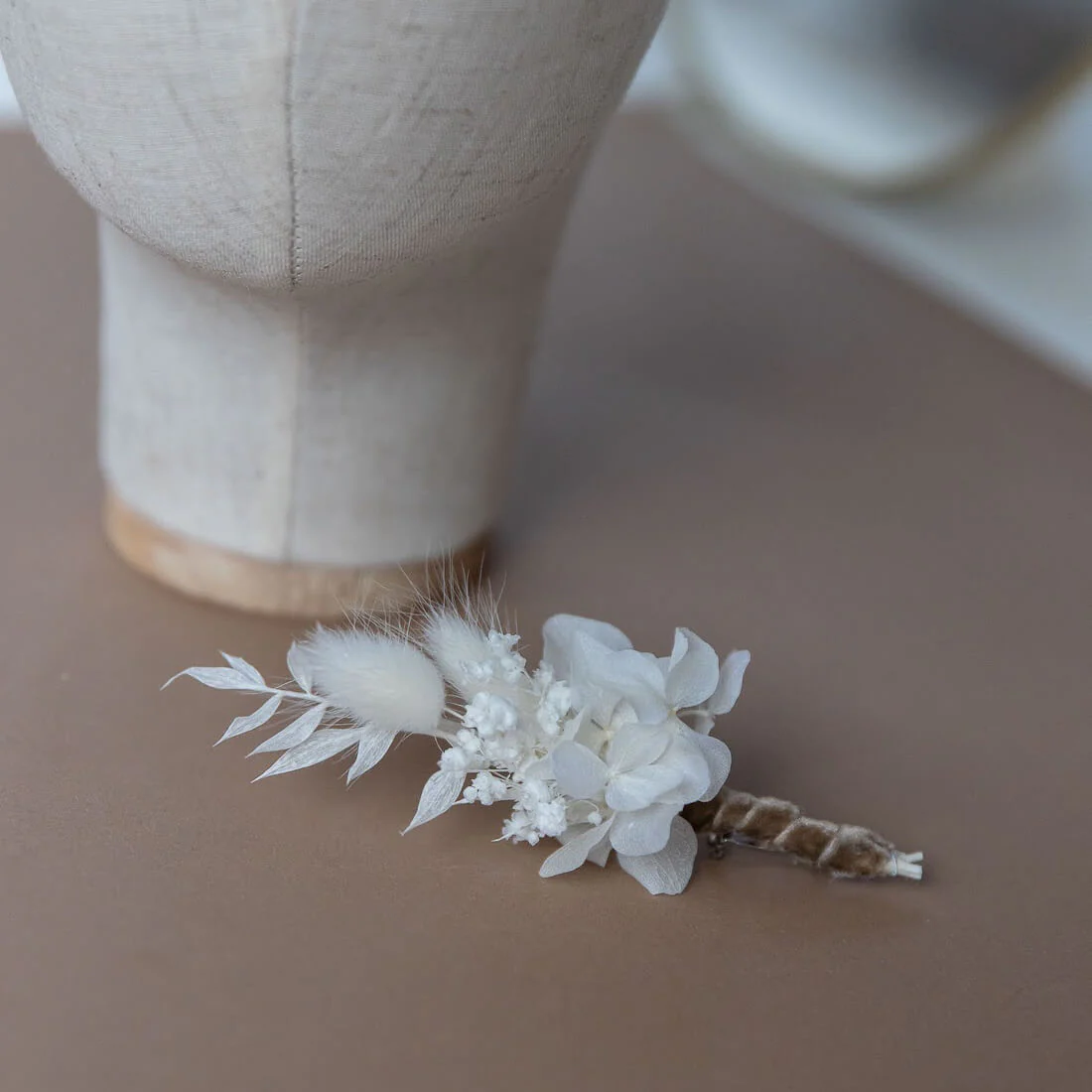 Anstecker Bräutigam Trockenblumen weiß